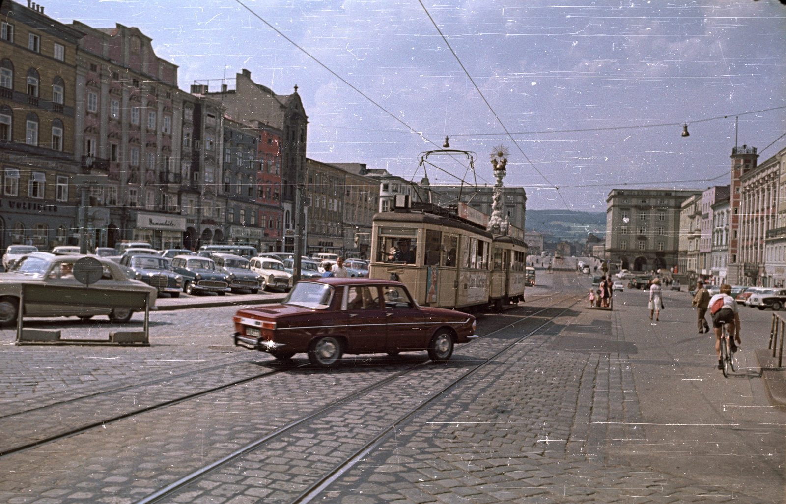 Austria, Linz, Fő tér, Szentháromság-szobor, a távolban a Dunán a Nibelungenbrücke., 1966, Bauer Sándor, colorful, Renault-brand, tram, Fortepan #127423