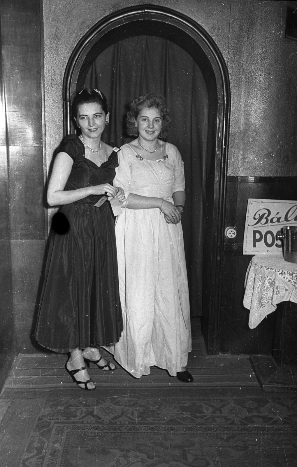 Hungary, Budapest VI., Nagymező utca 17., Budapest Kávéház (Moulin Rouge)., 1957, Bauer Sándor, Budapest, fashion designer, women, evening gown, Fortepan #127439