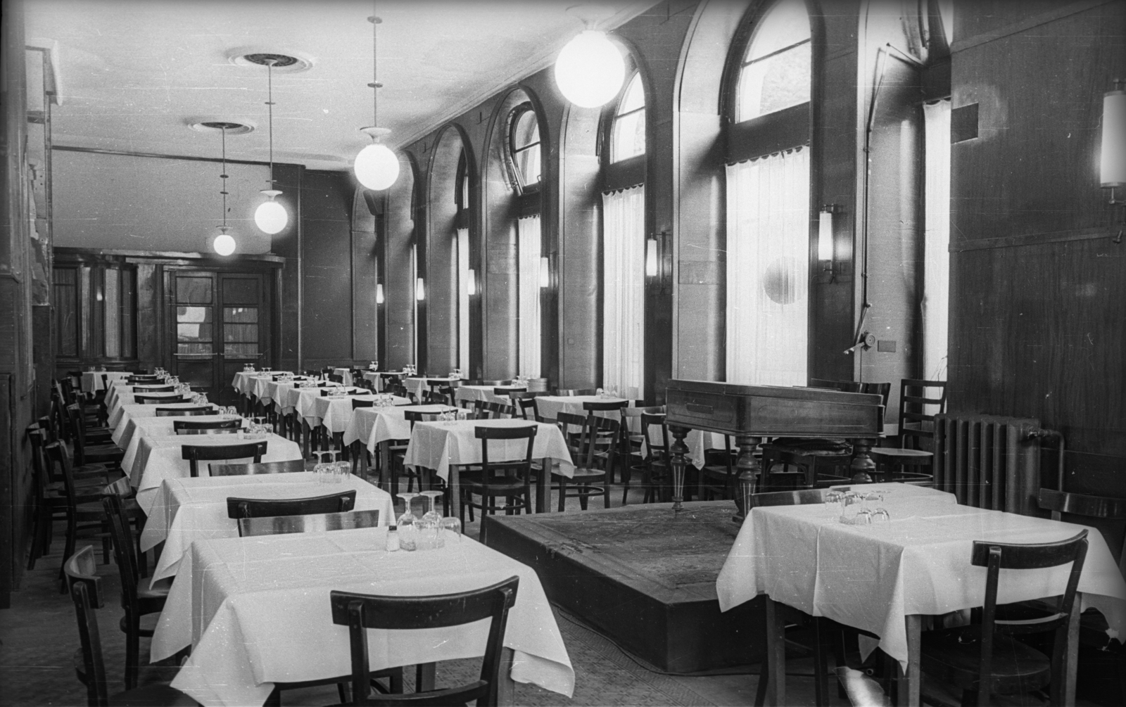Hungary, Budapest VIII., József körút 45., Baross kávéház és étterem., 1957, Bauer Sándor, light, restaurant, piano, arch, Budapest, Fortepan #127445