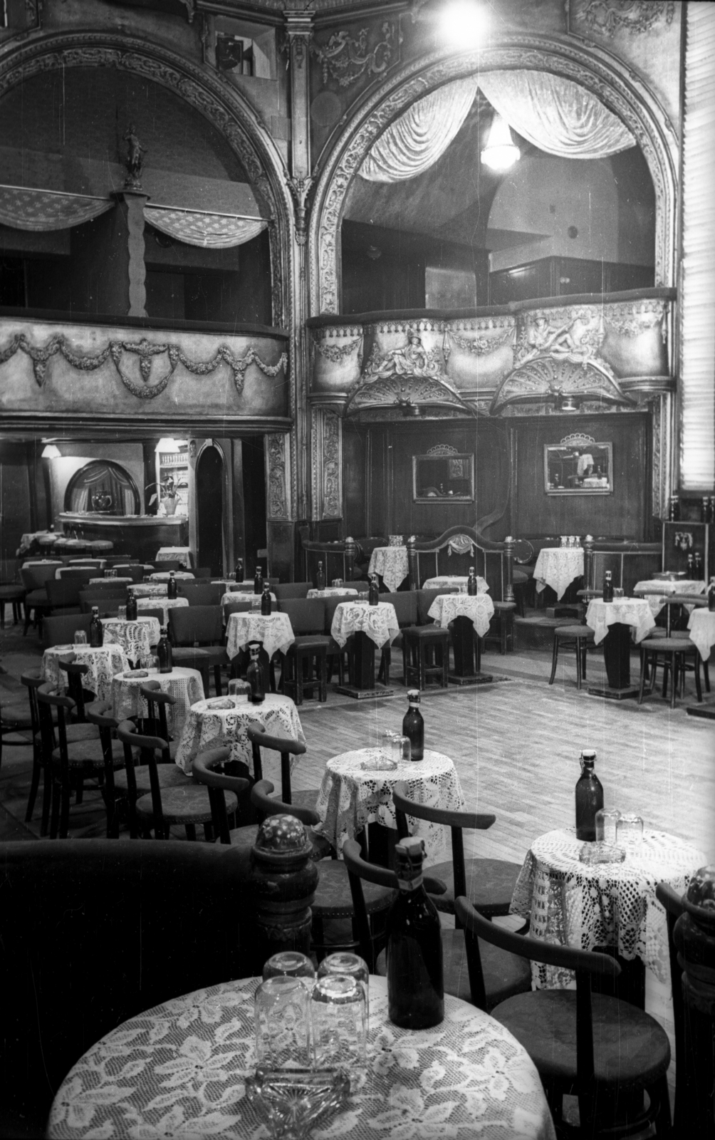 Hungary, Budapest VI., Nagymező utca 17., Budapest Kávéház (Moulin Rouge)., 1957, Bauer Sándor, glass, table, chair, tablecloth, Budapest, nightclub, Fortepan #127446