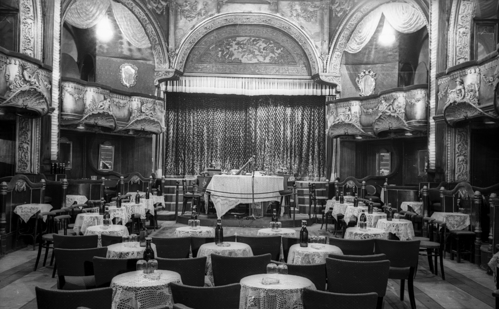 Hungary, Budapest VI., Nagymező utca 17., Budapest Kávéház (Moulin Rouge)., 1957, Bauer Sándor, microphone, piano, glass, table, chair, tablecloth, Budapest, stage, curtain, nightclub, theatre box, Fortepan #127447