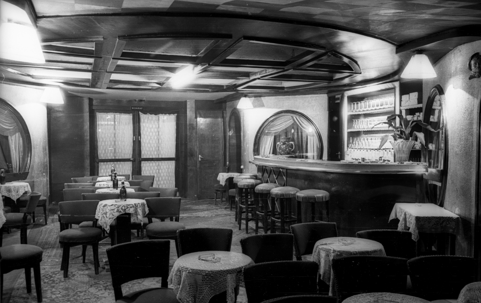 Hungary, Budapest VI., Nagymező utca 17., Budapest Kávéház (Moulin Rouge)., 1957, Bauer Sándor, Budapest, bar, tablecloth, bar stool, nightclub, Fortepan #127448