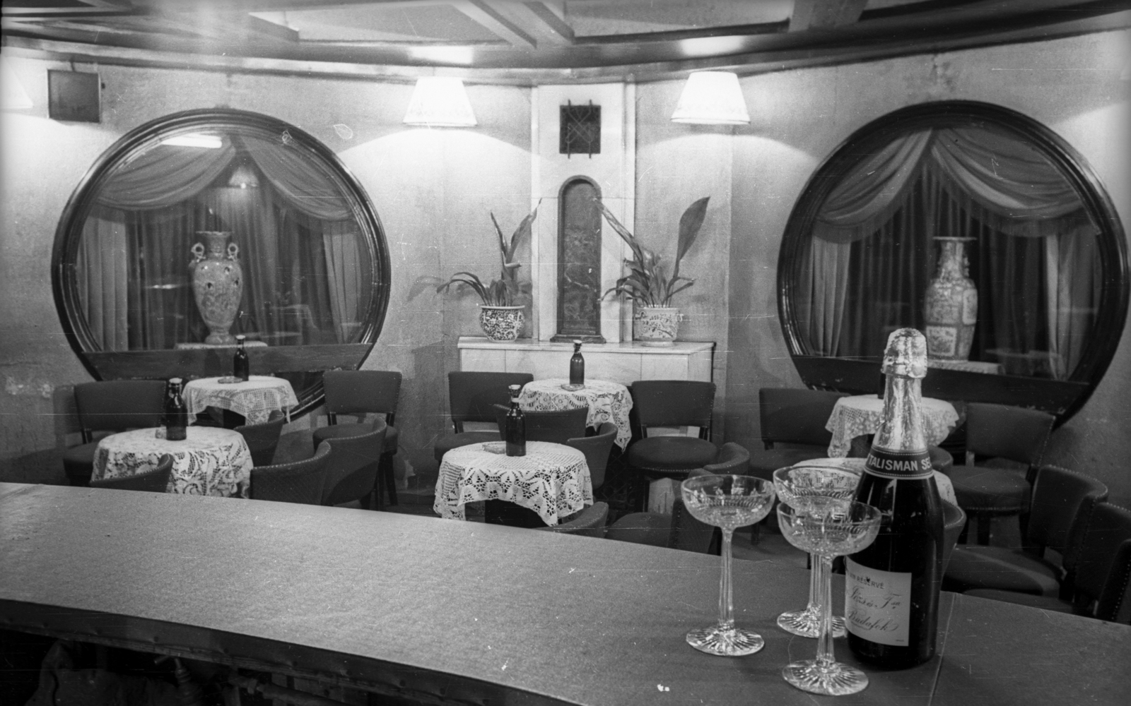 Hungary, Budapest VI., Nagymező utca 17., Budapest Kávéház (Moulin Rouge)., 1957, Bauer Sándor, Budapest, bar, vase, tablecloth, Fortepan #127449