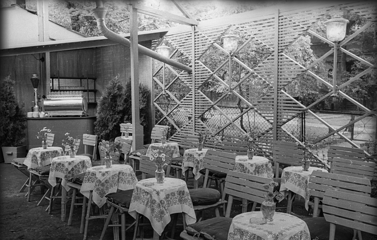 Magyarország, Budapest VII., Városligeti (Gorkij) fasor 35/b, a Moszkva étterem kerthelyisége., 1959, Bauer Sándor, Budapest, kávégép, Fortepan #127451