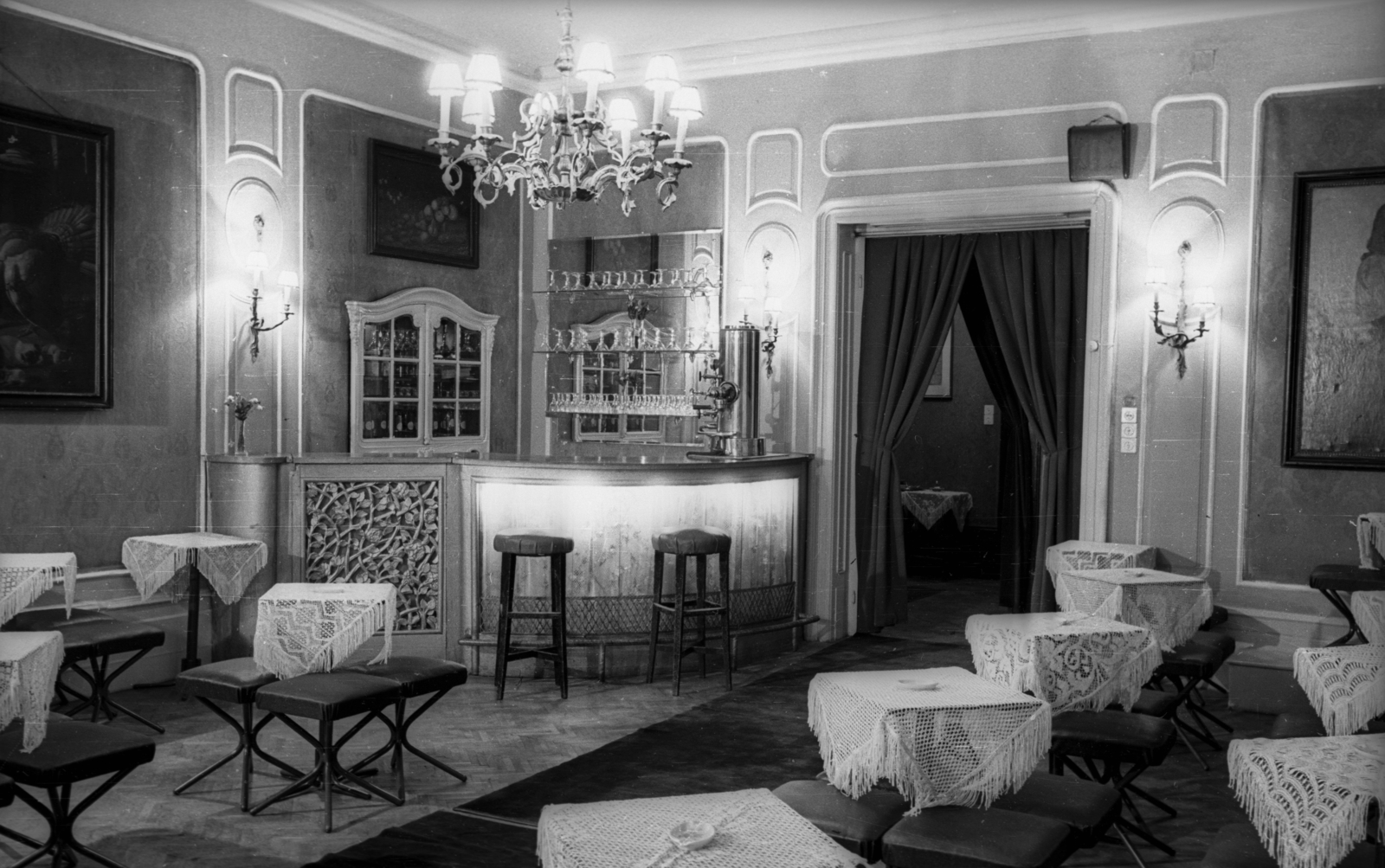 Hungary, Budapest VII., Városligeti (Gorkij) fasor 35/b, Moszkva étterem., 1959, Bauer Sándor, interior, chandelier, bar stool, Budapest, coffee machine, Fortepan #127454