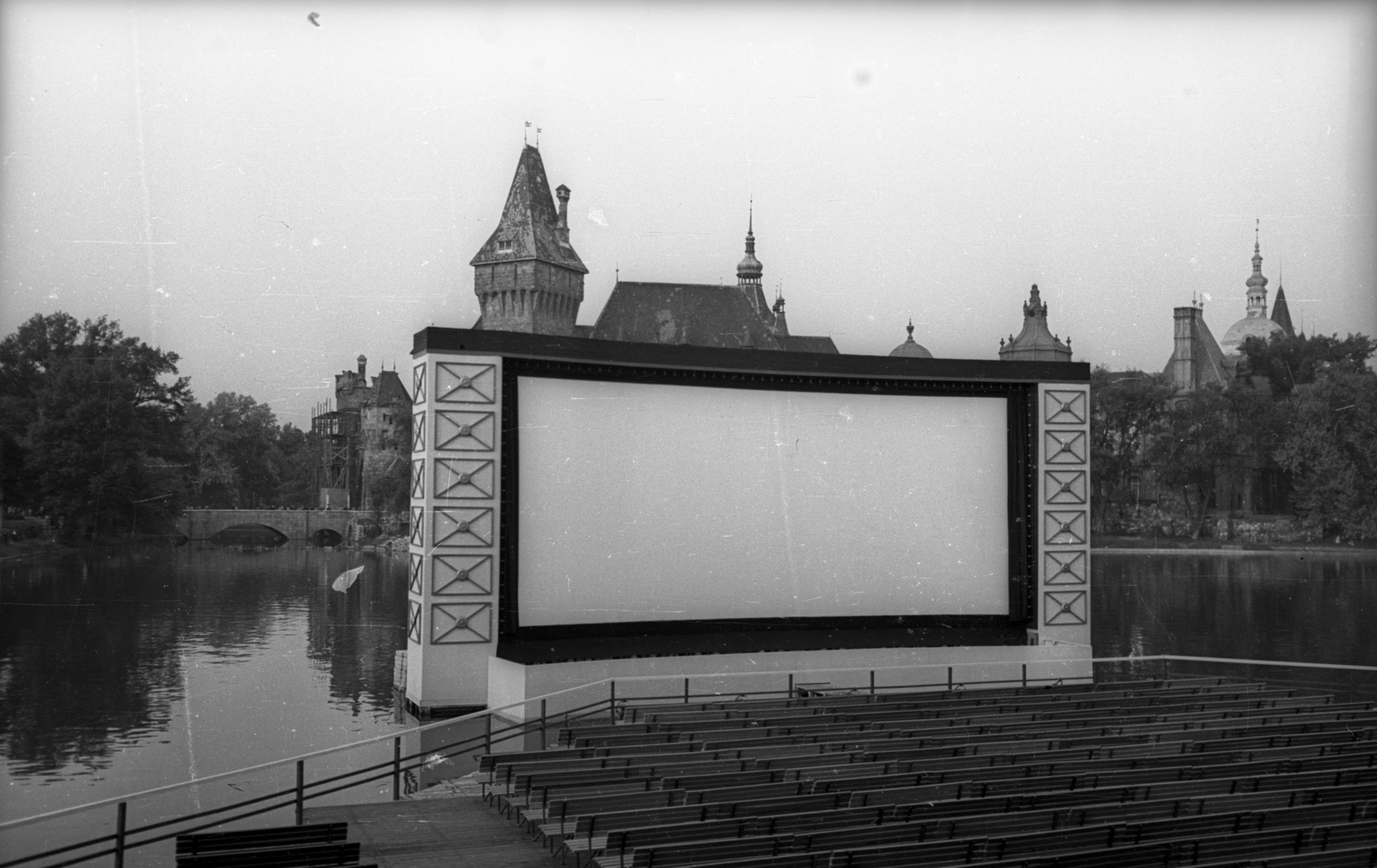 Magyarország, Városliget, Budapest XIV., csónakázótó, Tó mozi, háttérben Vajdahunyad vára., 1957, Bauer Sándor, épített örökség, Alpár Ignác-terv, vár, eklektikus építészet, Budapest, szabadtéri színpad, Fortepan #127458