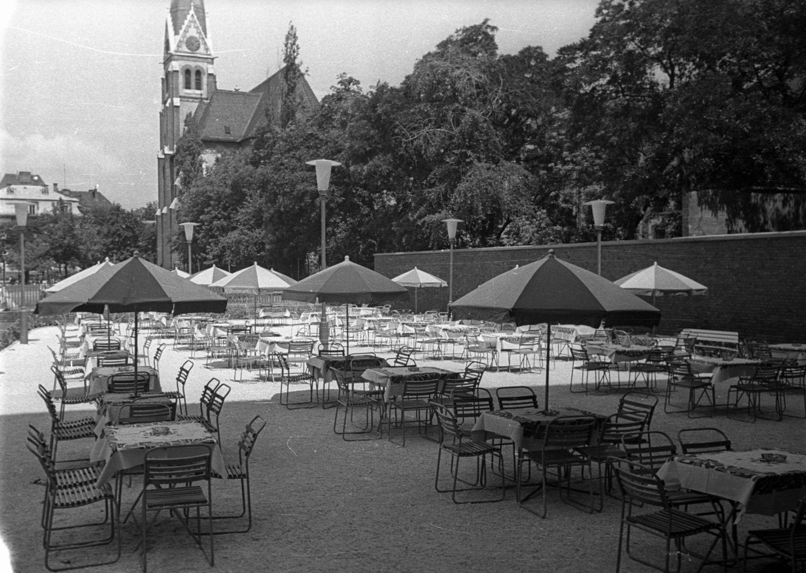 Hungary, Budapest VII., Bajza utca 1., a Garzon étterem kerthelyisége. Háttérben a fasori evangélikus templom., 1965, Bauer Sándor, Budapest, Fortepan #127463