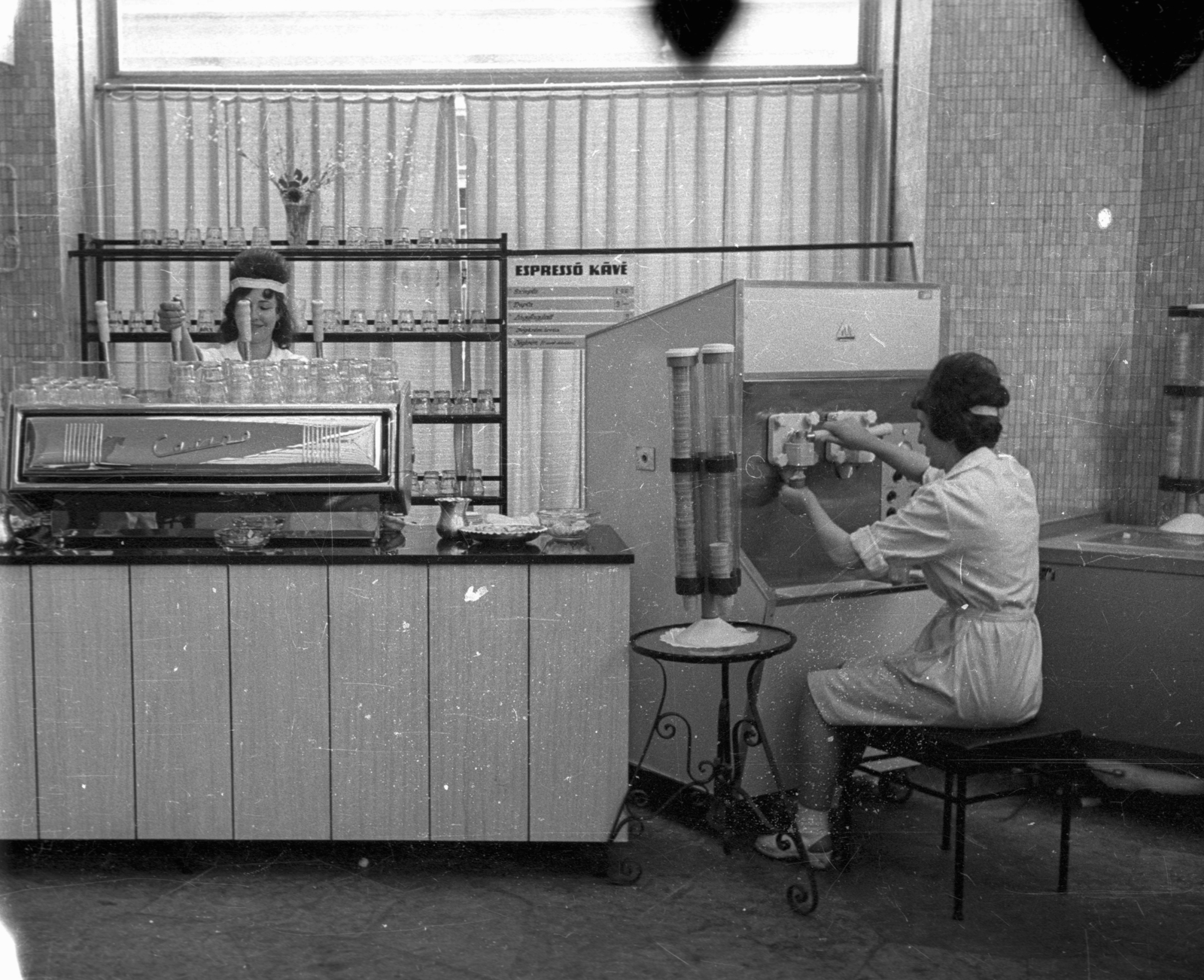 Hungary, Budapest V., Szent István körút, Berlin önkiszolgáló étterem., 1965, Bauer Sándor, Budapest, ice cream machine, Fortepan #127469