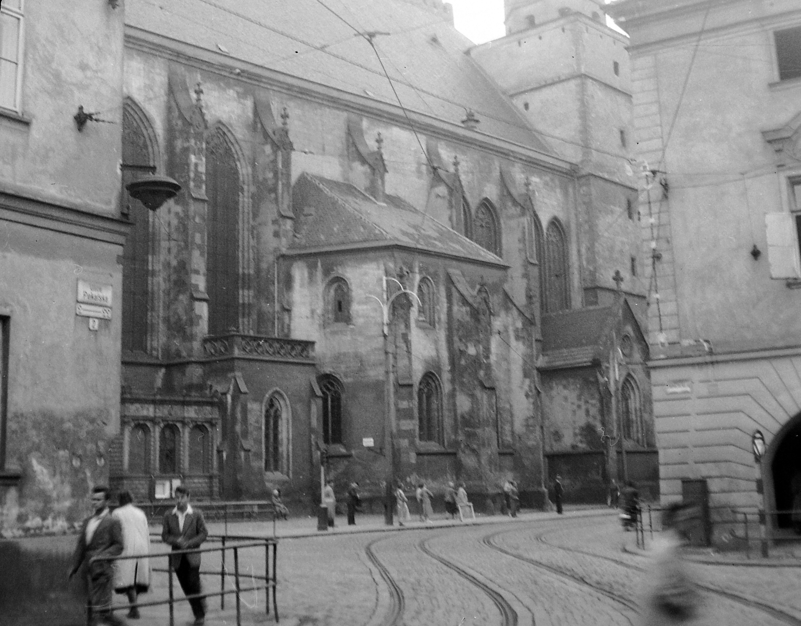 Csehország, Olomouc, Pekařská utca, Szent Móric templom., 1958, Gyöngyi, Csehszlovákia, korlát, utcanévtábla, sínpálya, Fortepan #12752