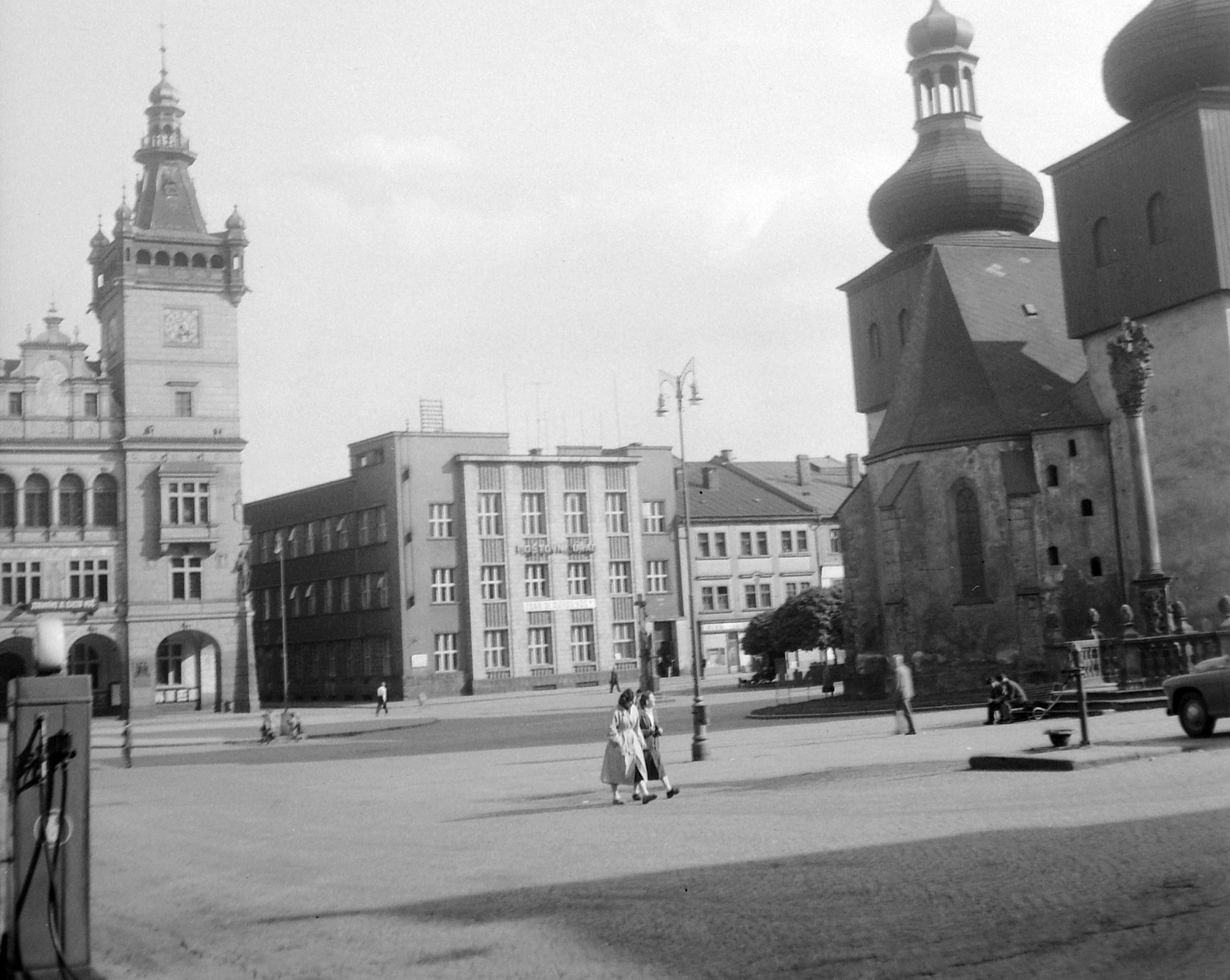 Csehország, Náchod, jobbra a Szent Lőrinc templom, balra az új városháza., 1958, Gyöngyi, Csehszlovákia, tér, lámpaoszlop, benzinkút, árkád, szentháromság szobor, Fortepan #12753