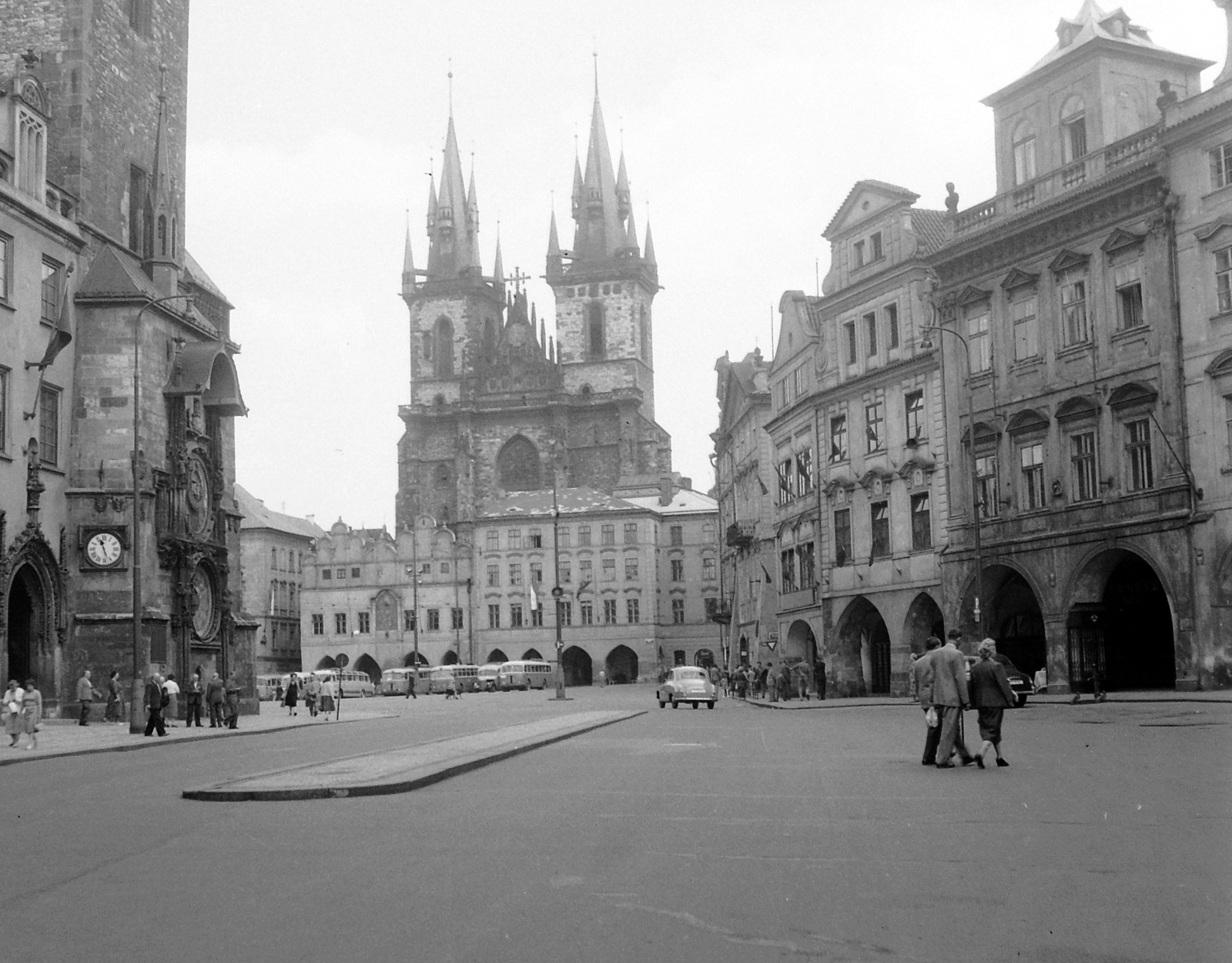 Csehország, Prága, balra az Orloj, szemben a Tyn templom., 1958, Gyöngyi, Csehszlovákia, autóbusz, óra, utcakép, Bazilika, katolikus, gótika, automobil, kerengő, csillagászati óra, Peter Parler-terv, Matyáš z Arrasu-terv, Mikuláš of Kadaň-terv, Jan Šindel-terv, Fortepan #12754