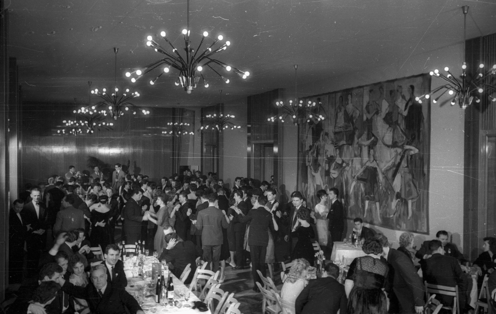 Hungary, Budapest XI., Gellért Szálló, teaszalon. Jobbra a Táncolók című gobelin (Domanovszky Endre, 1962.)., 1968, Bauer Sándor, dance, chandelier, Budapest, Fortepan #127544