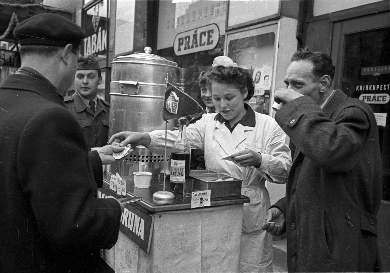 Csehország, Prága, Vencel tér (Václavské námestí), a felvétel május 1- i felvonulás alkalmával készült., 1956, Bauer Sándor, Csehszlovákia, trafik, mozgóárus, pénz, ivás, Fortepan #127575