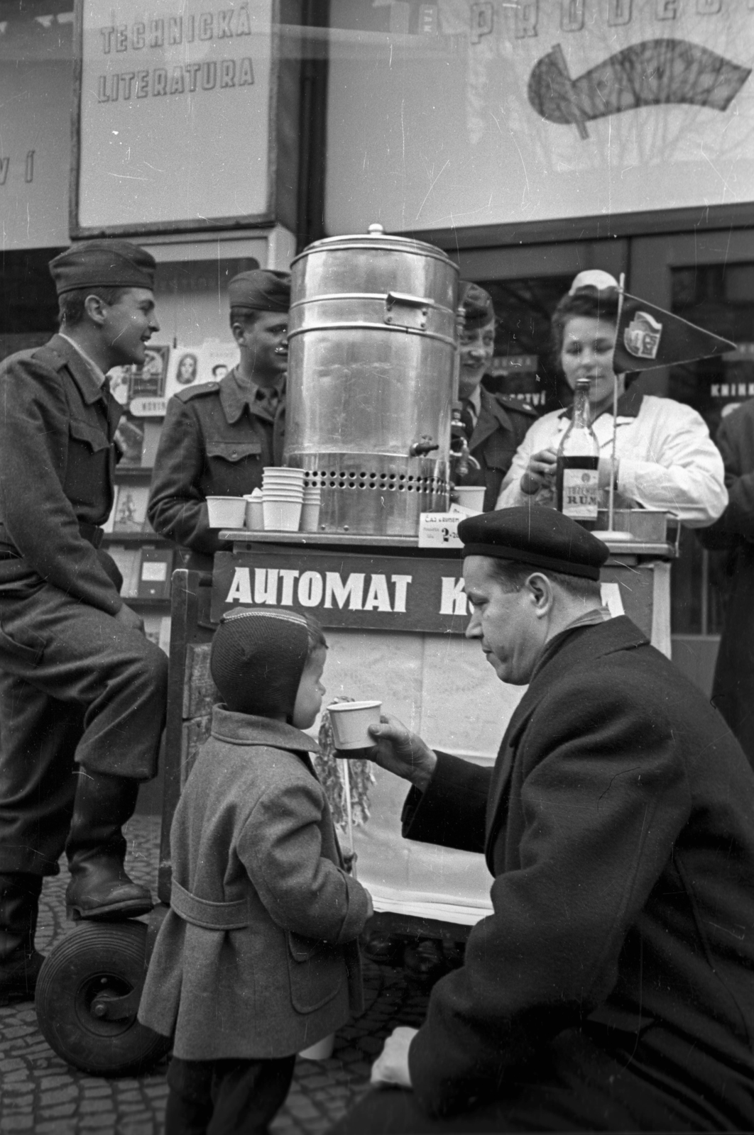 Czech Republik, Prague, Vencel tér (Václavské námestí), a felvétel május 1- i felvonulás alkalmával készült., 1956, Bauer Sándor, Czechoslovakia, kid, soldier, buffet, plastic, hand seller, genre painting, Fortepan #127576