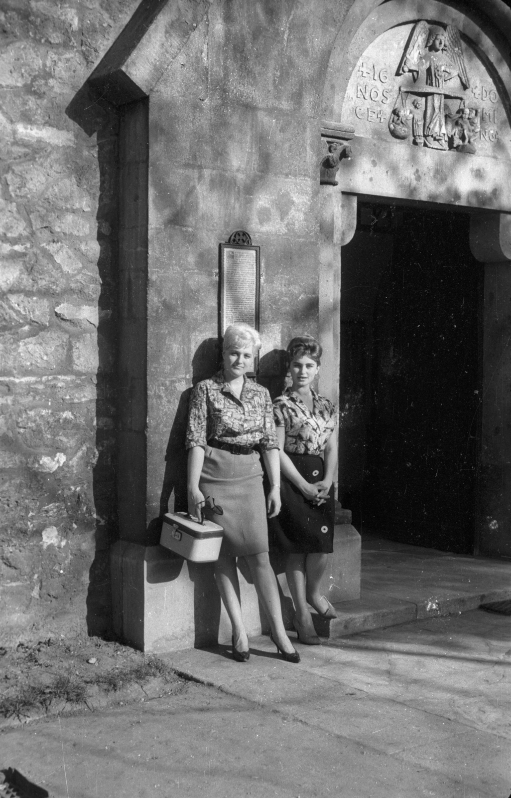 Magyarország, Margitsziget, Budapest, Szent Mihály-kápolna, a kapu orommezejében bronz dombormű látható az utolsó ítélet jelenetével., 1962, Bauer Sándor, Fortepan #127578