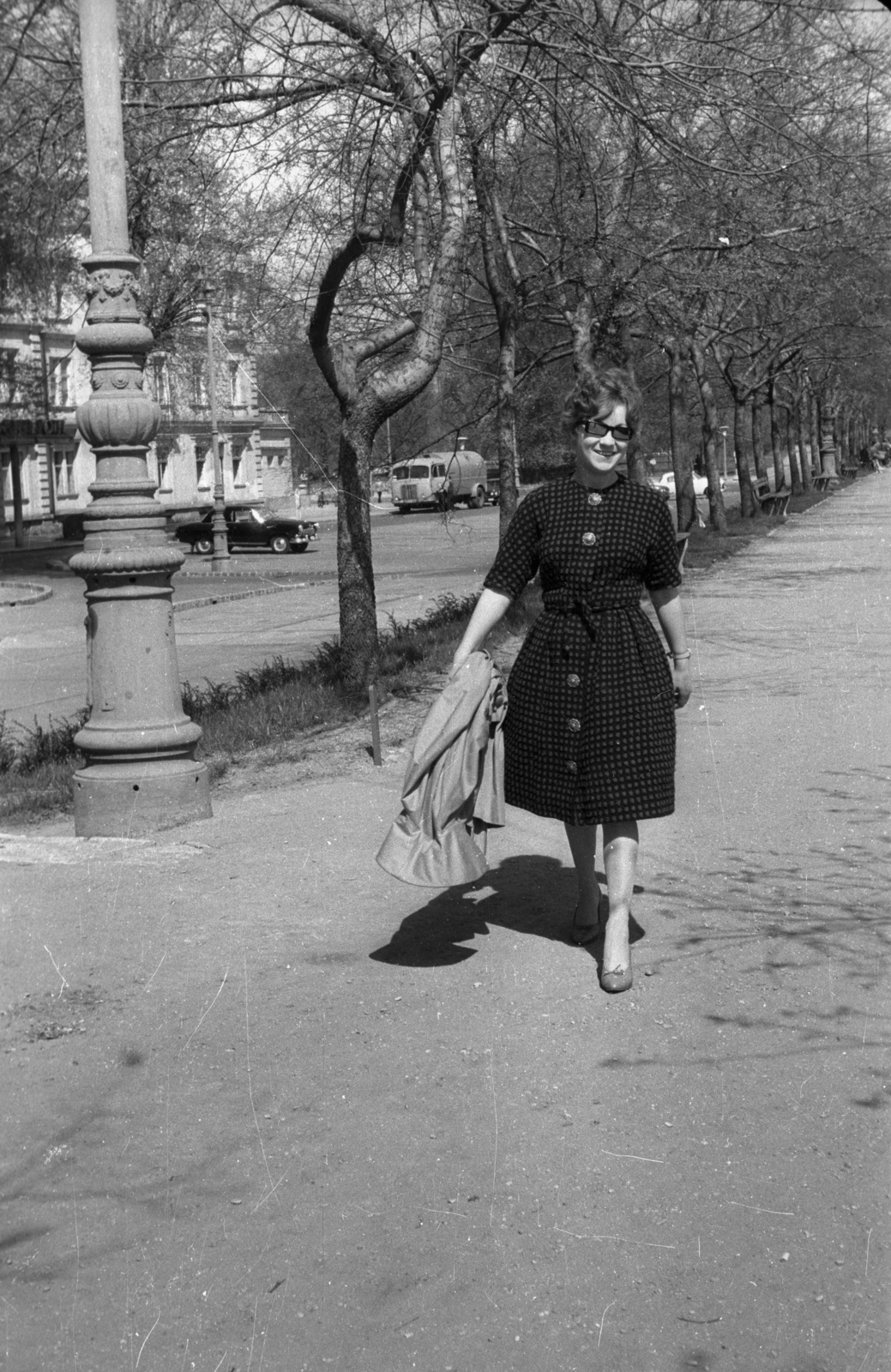 Magyarország, Margitsziget, Budapest, a háttérben balra a Margitszigeti Nagyszálló., 1962, Bauer Sándor, kukásautó, szemeteskocsi, Fortepan #127580
