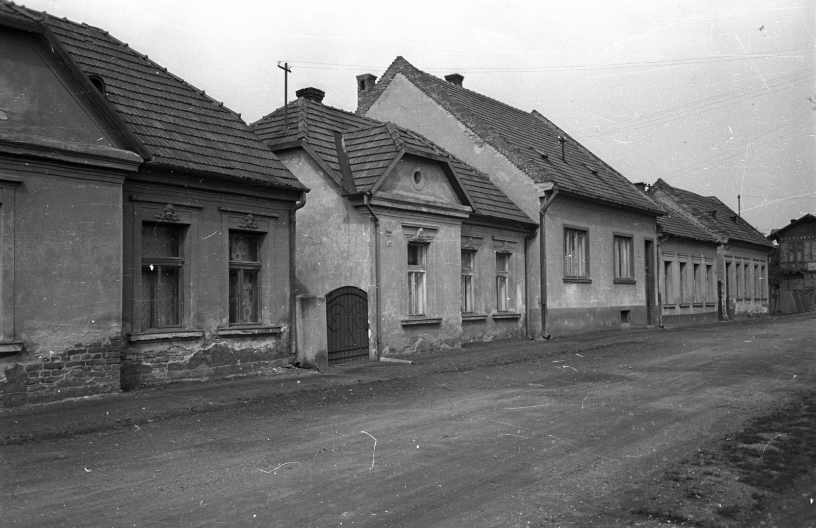 Slovakia, Bratislava, Pozsonyligetfalu (ekkor önálló, ma a város része), a mára megszűnt Jilemnického ulica, a mai Pifflova ulica és Černyševského ulica között., 1956, Bauer Sándor, street view, house, dirt road, Fortepan #127587
