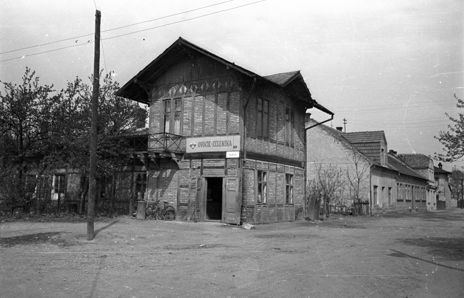 Slovakia, Bratislava, Pozsonyligetfalu (ekkor önálló, ma a város része), a mára megszűnt Jilemnického ulica, balra a szintén mára megszünt Osiková ulica, a mai Pifflova ulica és Černyševského ulica között., 1956, Bauer Sándor, Czechoslovakia, greengrocer, Fortepan #127589