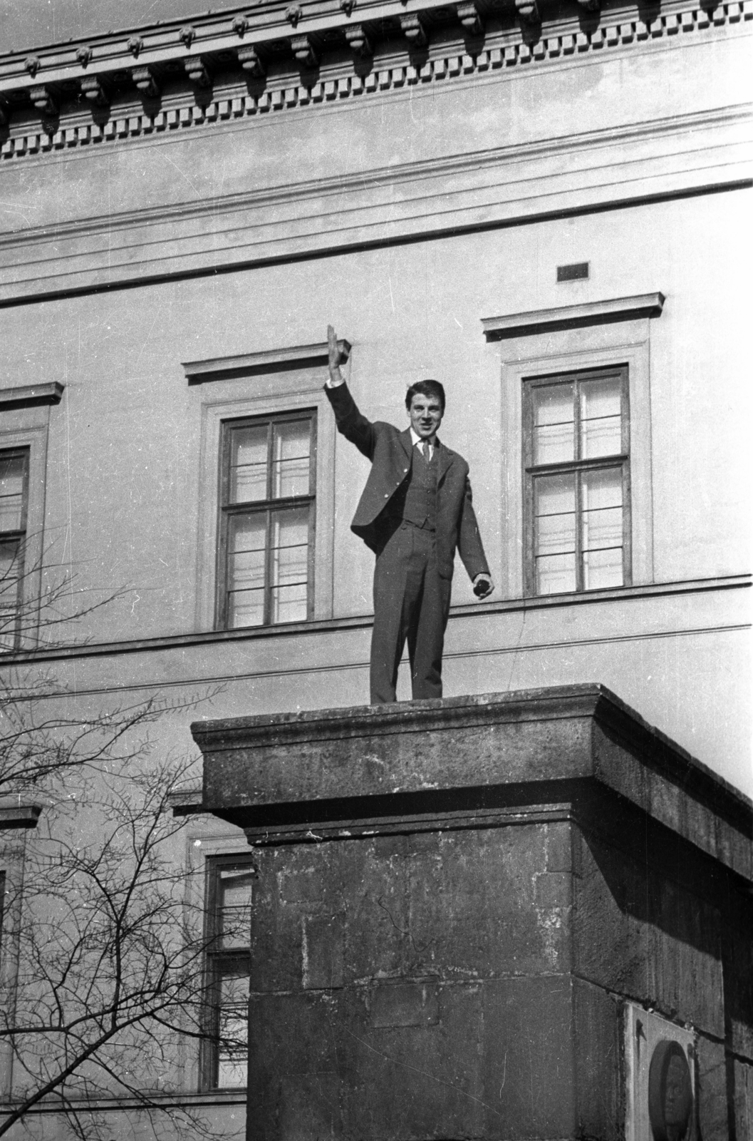 Magyarország, Budapest VIII., Magyar Nemzeti Múzeum, előtérben a lépcső támfala, rajta Vasvári Pál domborműves emléktáblája., 1960, Bauer Sándor, Budapest, póz, gesztus, Fortepan #127594