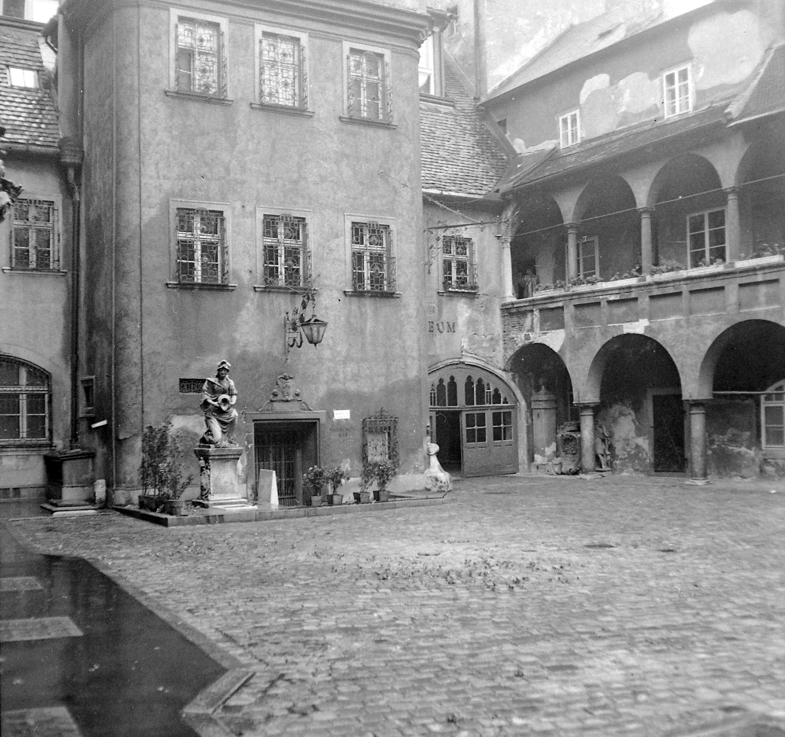 Slovakia, Bratislava, az Óvárosháza udvara., 1958, Gyöngyi, Czechoslovakia, light, sculpture, museum, crest, cobblestones, archway, Fortepan #12760