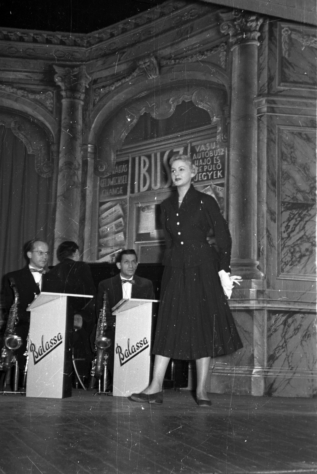 Hungary, Budapest XII., Csörsz utca 18., Magyar Optikai Művek (MOM) Művelődési Háza. A Magyar Divatcsarnok divatbemutatója, a közreműködő Balassa Tamás és tánczenekara., 1961, Bauer Sándor, fashion show, Budapest, Fortepan #127603