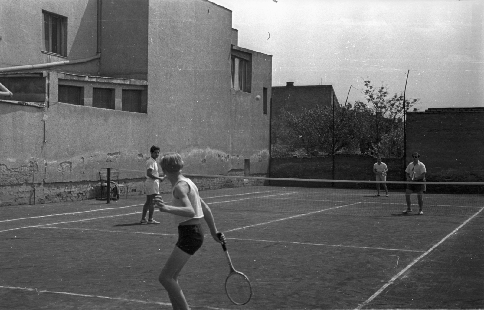 Hungary, Budapest XX., Baross utca 55., teniszpályák a Vasas Kultúrház (később Csili Művelődési Központ) B épületének helyén., 1957, Bauer Sándor, tennis, Budapest, Fortepan #127614