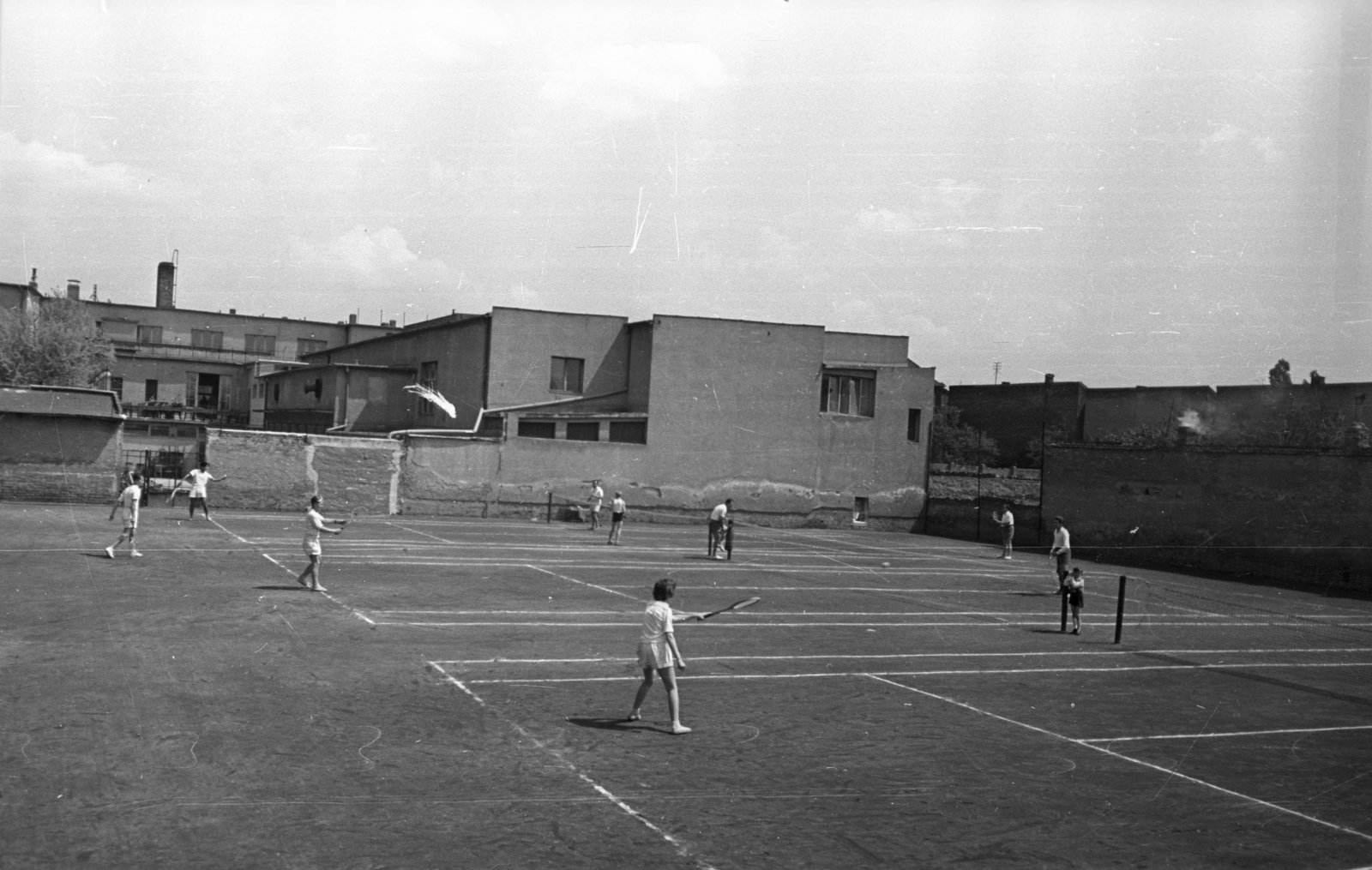 Hungary, Budapest XX., Baross utca 55., teniszpályák a Vasas Kultúrház (később Csili Művelődési Központ) B épületének helyén., 1957, Bauer Sándor, tennis court, Budapest, Fortepan #127615