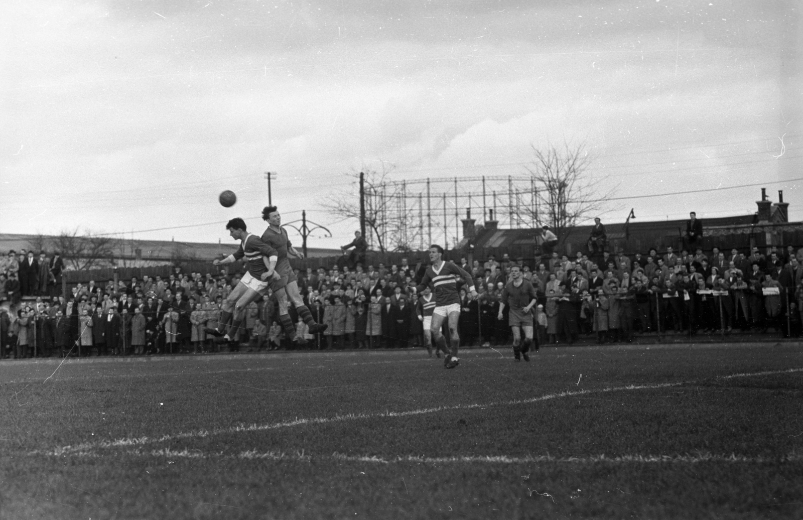 Hungary, Budapest X., Kőbányai út 45., MÁVAG Sporttelep. Háttérben háttérben a MÁV Északi Járműjavító Üzem épületei és a Kőbányai Gázgyár Zách utcai tartálya., 1958, Bauer Sándor, Budapest, football, Fortepan #127623