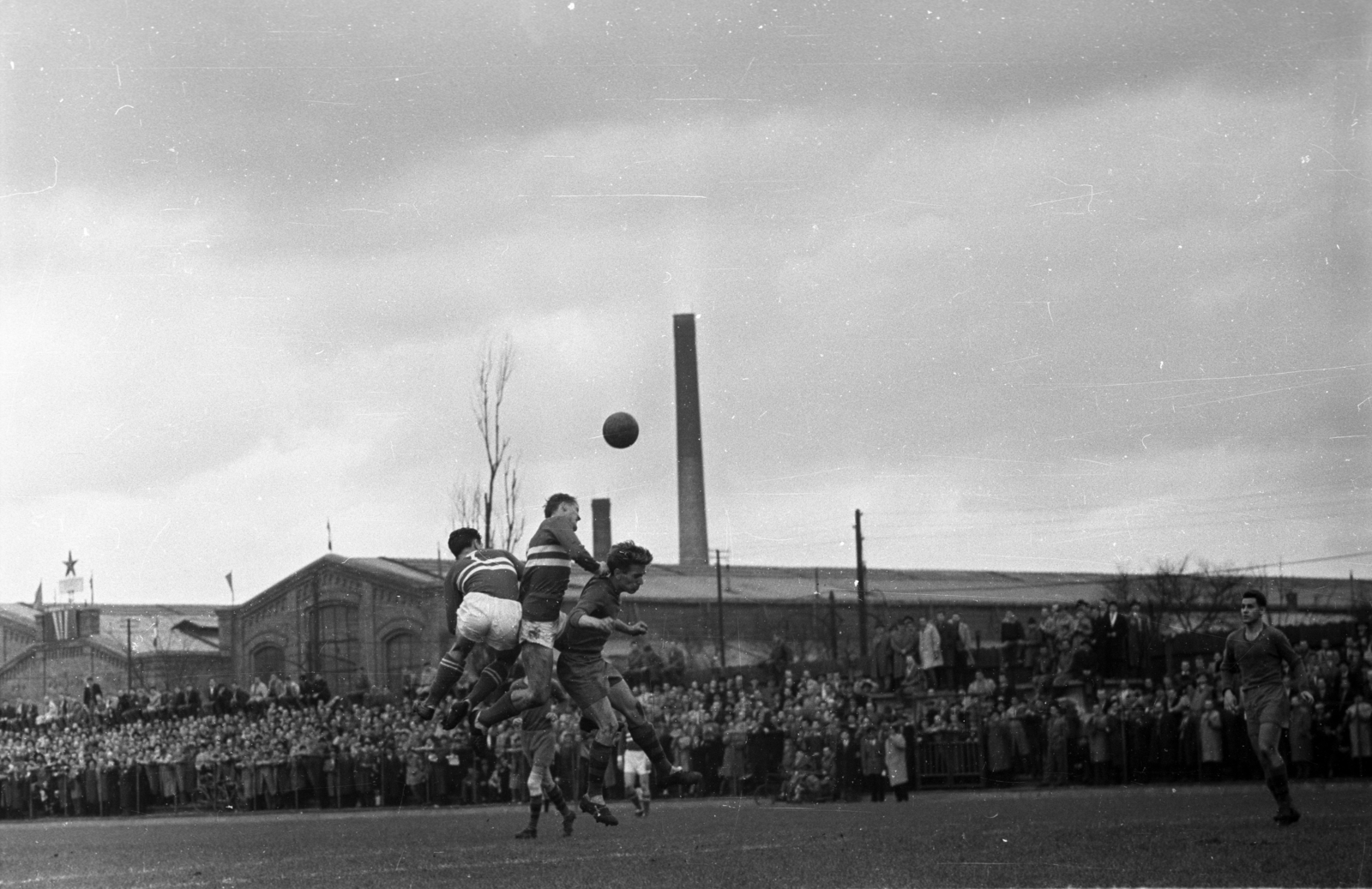 Hungary, Budapest X., Kőbányai út 45., MÁVAG Sporttelep, háttérben a MÁV Északi Járműjavító Üzem Eiffel-csarnoka., 1958, Bauer Sándor, Budapest, football, Fortepan #127626