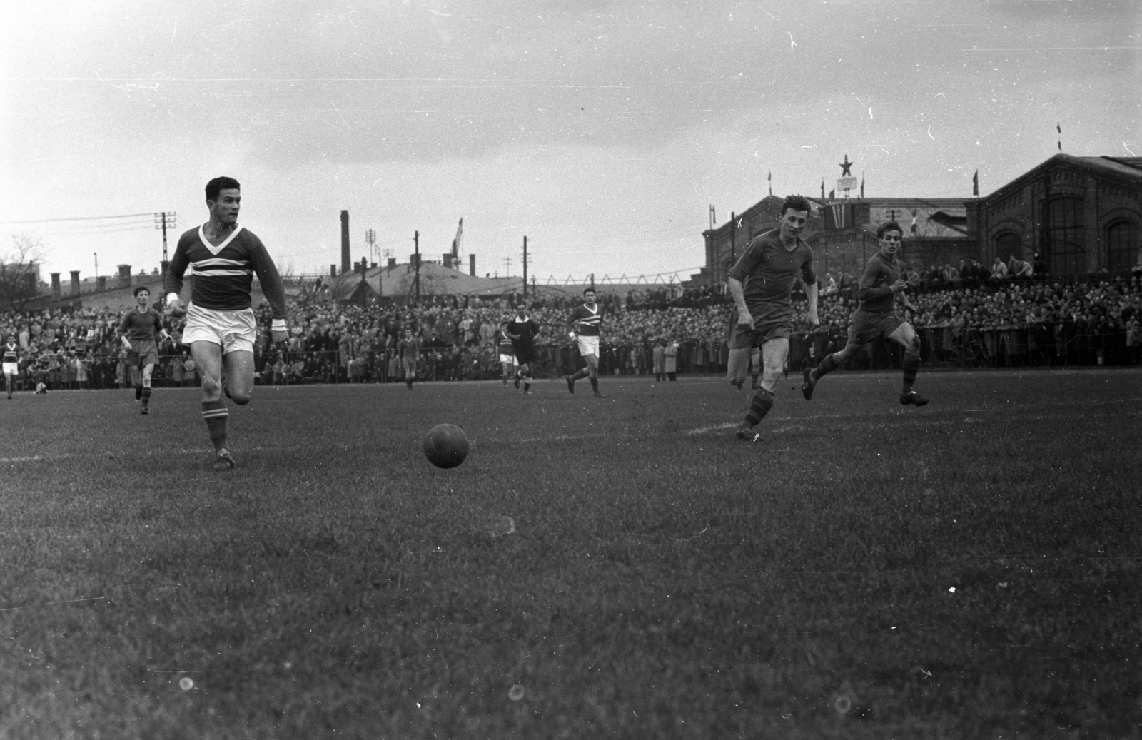 Hungary, Budapest X., Kőbányai út 45., MÁVAG Sporttelep, háttérben jobbra a MÁV Északi Járműjavító Üzem Eiffel-csarnoka., 1958, Bauer Sándor, Budapest, football, Fortepan #127631