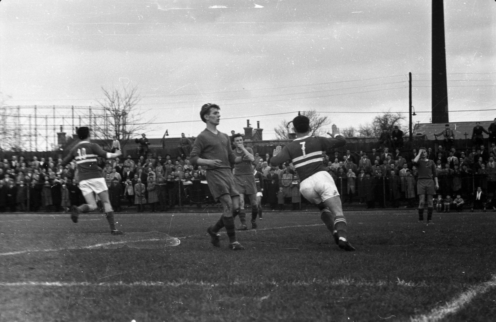 Hungary, Budapest X., Kőbányai út 45., MÁVAG Sporttelep. Háttérben a MÁV Északi Járműjavító Üzem épületei és a Kőbányai Gázgyár Zách utcai tartálya., 1958, Bauer Sándor, Budapest, football, Fortepan #127632
