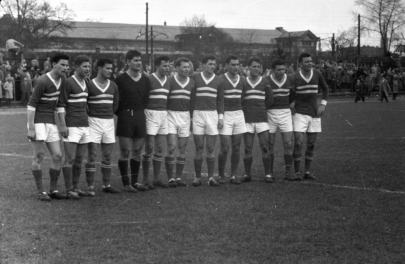 Hungary, Budapest X., Kőbányai út 45., MÁVAG Sporttelep, háttérben a MÁV Északi Járműjavító Üzem egyik épülete., 1958, Bauer Sándor, Budapest, soccer team, Fortepan #127635