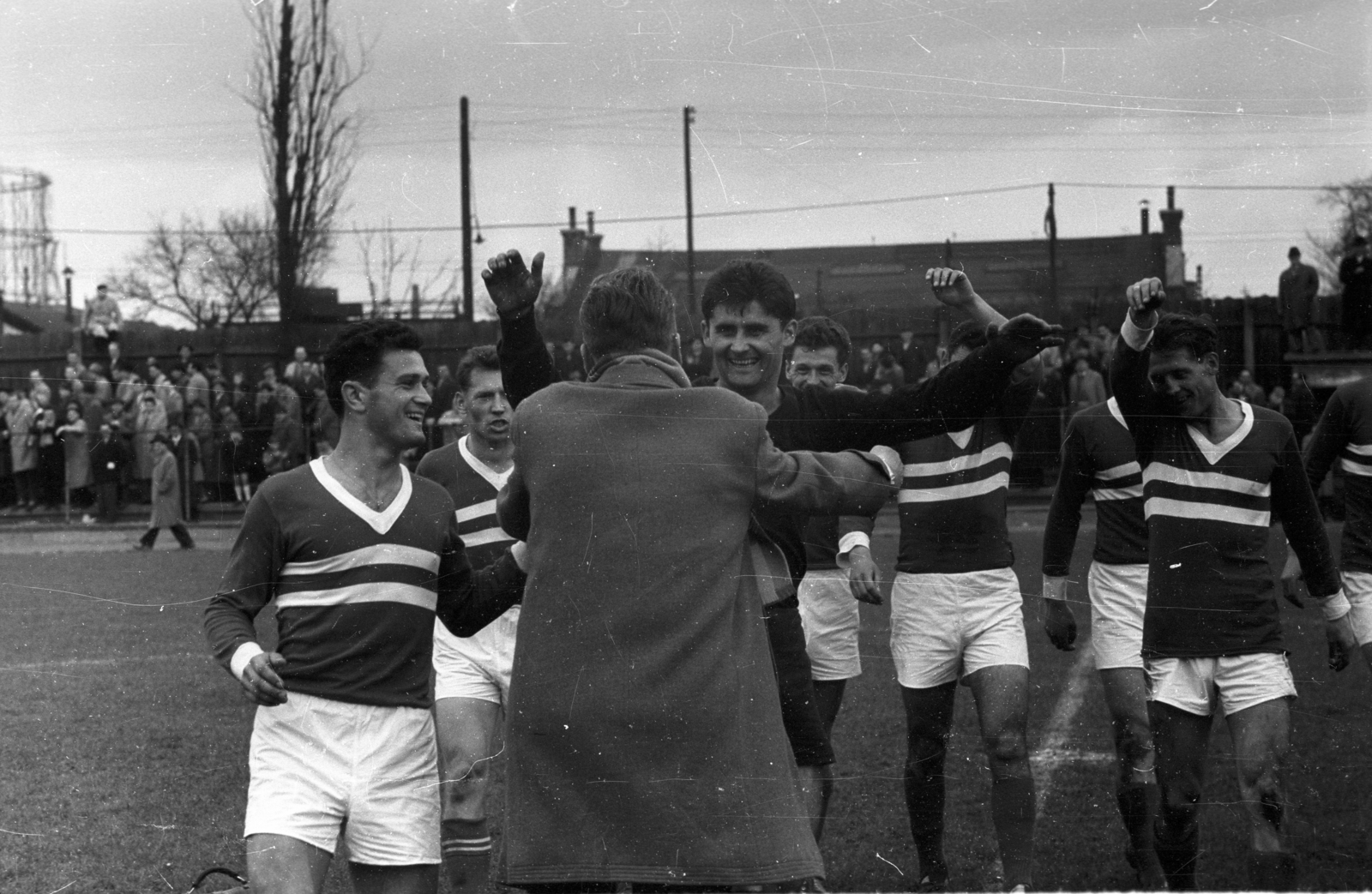 Hungary, Budapest X., Kőbányai út 45., MÁVAG Sporttelep, háttérben a MÁV Északi Járműjavító Üzem egyik épülete., 1958, Bauer Sándor, Budapest, fun, football, Fortepan #127636
