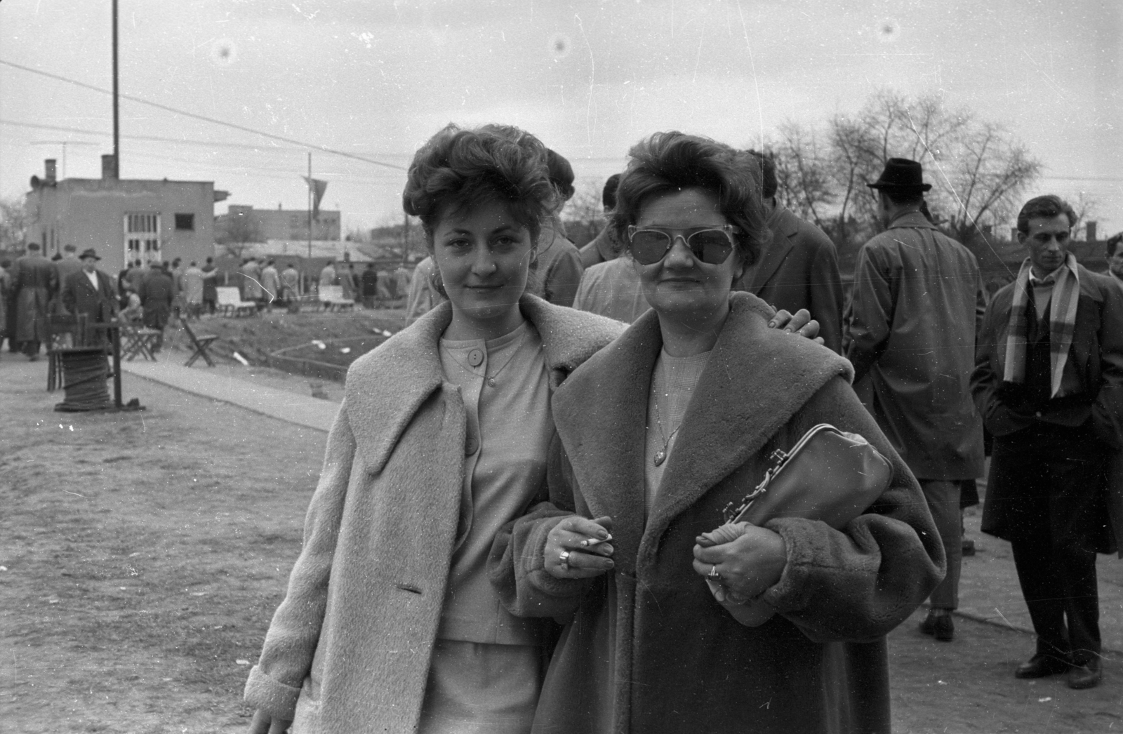 Hungary, Budapest X., Kőbányai út 45., MÁVAG Sporttelep., 1958, Bauer Sándor, Budapest, smoking, shades, handbag, women, Fortepan #127639