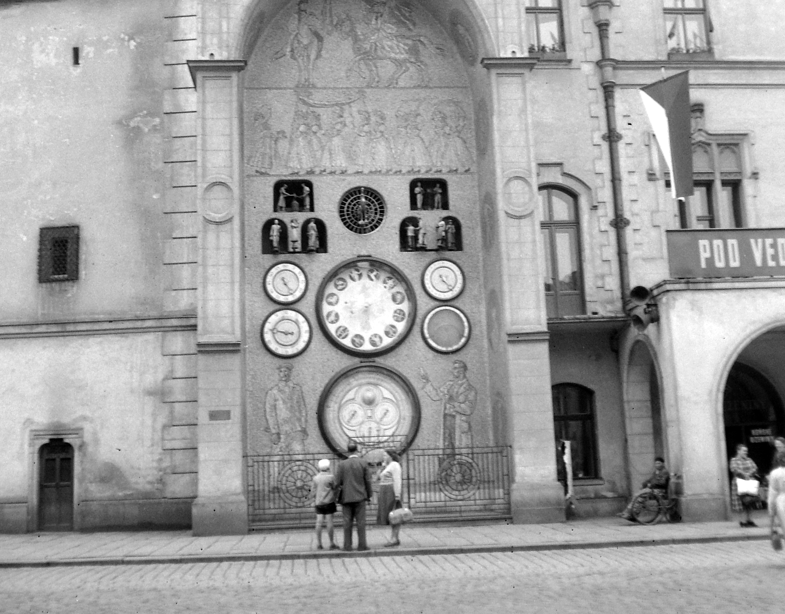 Czech Republik, Olomouc, Orloj., 1958, Gyöngyi, Czechoslovakia, flag, watch, invalid car, socialist realism, speaker, fresco, astronomical clock, Karel Svolinský-design, Fortepan #12764