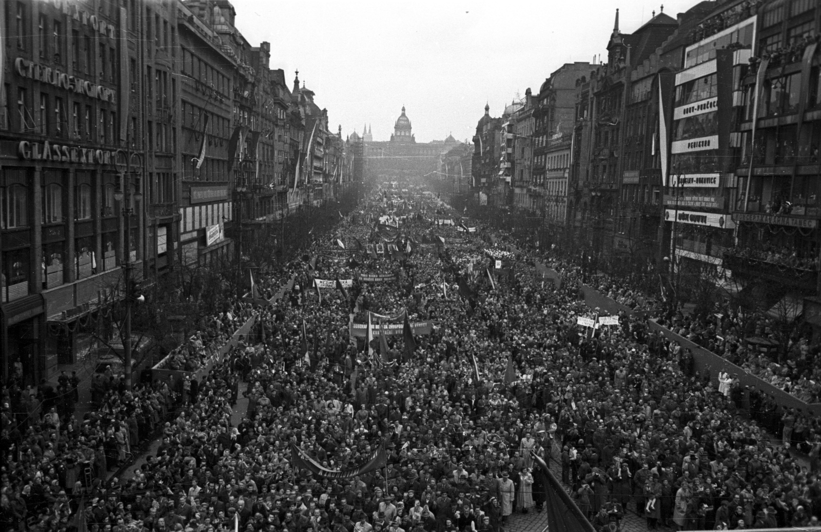 Csehország, Prága, Vencel tér (Václavské námestí), szemben a Nemzeti Múzeum. Május 1-i felvonulás., 1956, Bauer Sándor, Csehszlovákia, tömeg, május 1, neoreneszánsz, bevásárlóközpont, Funkcionalizmus, nemzeti múzeum, Josef Schulz-terv, Josef Gočár-terv, František Kysela-terv, František Lydie Gahura-terv, Fortepan #127641