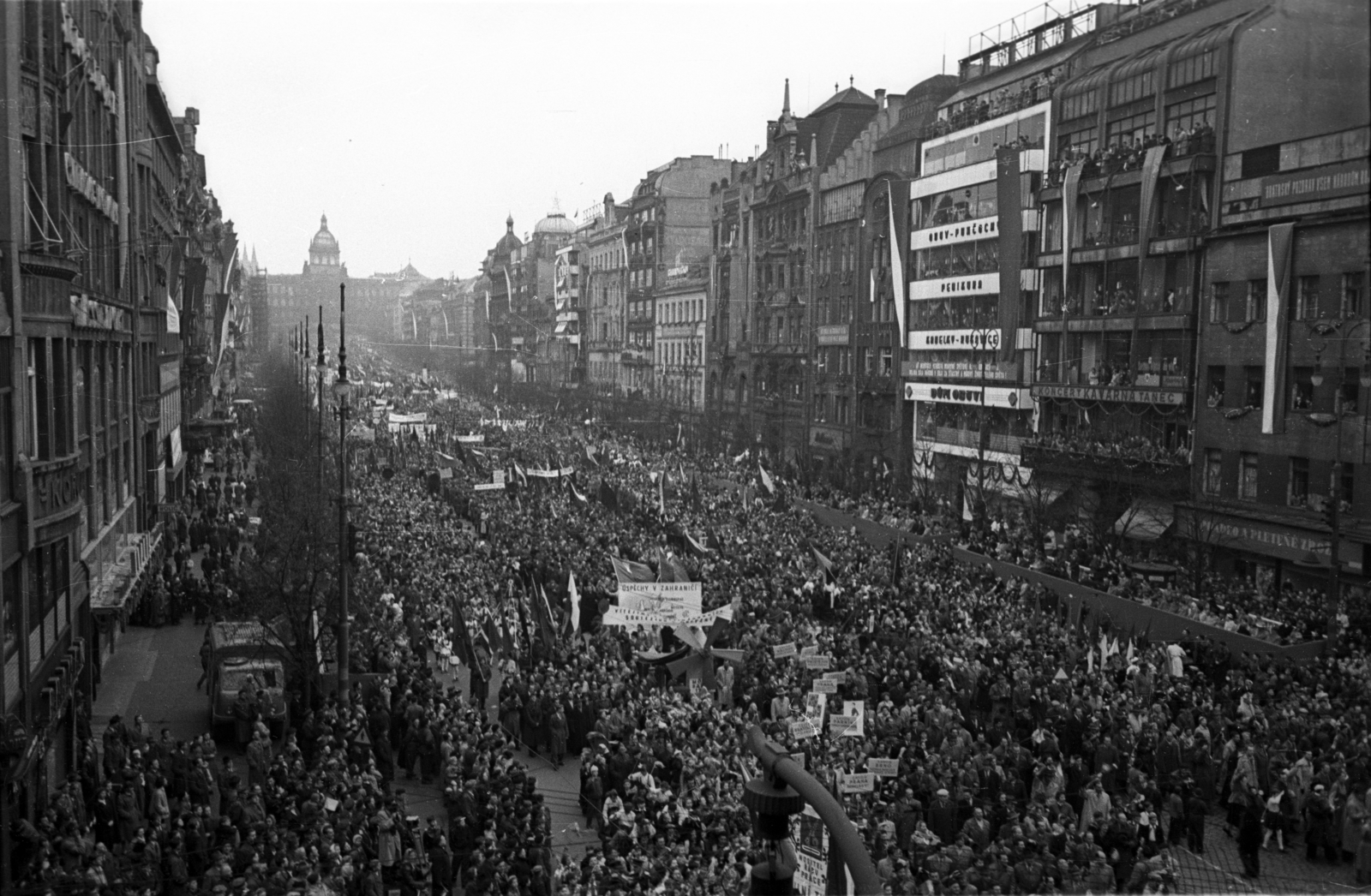 Czech Republik, Prague, Vencel tér (Václavské námestí), távolban a Nemzeti Múzeum. Május 1-i felvonulás., 1956, Bauer Sándor, Czechoslovakia, mass, 1st of May parade, Renaissance Revival, department store, Functionalism, National museum, Josef Schulz-design, Josef Gočár-design, František Kysela-design, František Lydie Gahura-design, Fortepan #127642