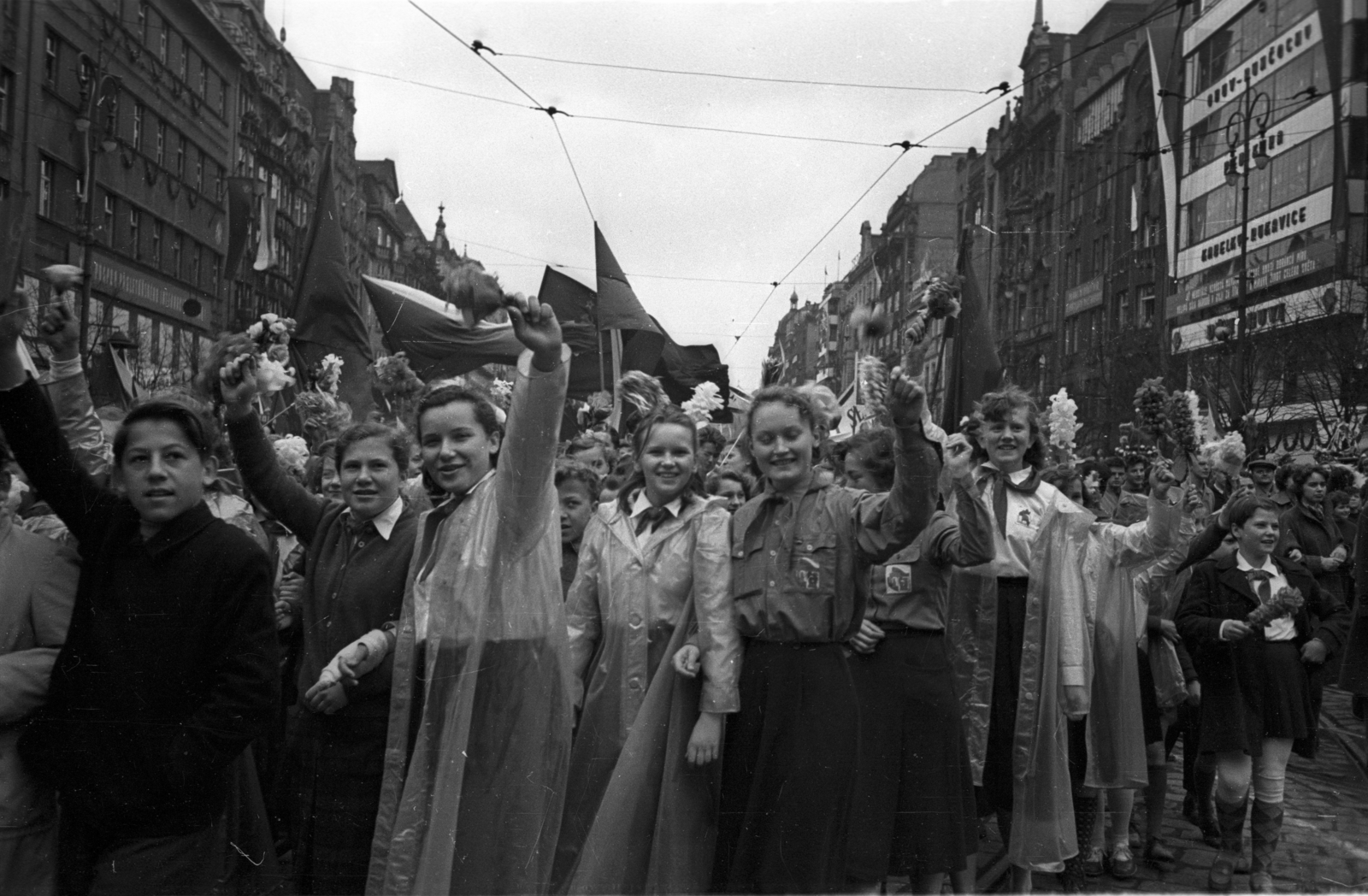 Czech Republik, Prague, Vencel tér (Václavské námestí), május 1-i felvonulás., 1956, Bauer Sándor, Czechoslovakia, 1st of May parade, department store, Functionalism, Josef Gočár-design, František Kysela-design, František Lydie Gahura-design, Fortepan #127646