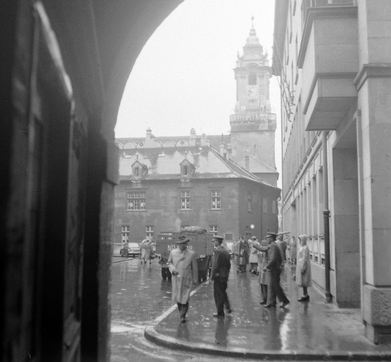 Szlovákia, Pozsony, Prímás tér (Primaciálne námestie), szemben az Óvárosháza., 1958, Gyöngyi, Csehszlovákia, egyenruha, eső, toronyóra, Fortepan #12765