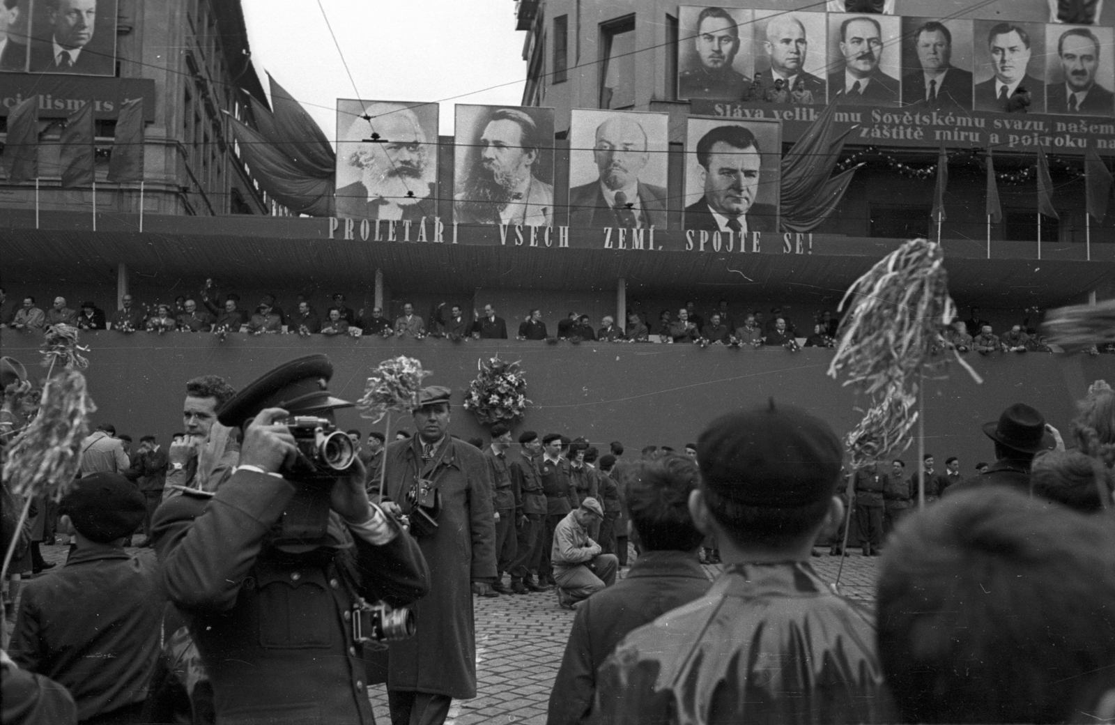 Czech Republik, Prague, Vencel tér (Václavské námestí), május 1- i felvonulók a dísztribün előtt., 1956, Bauer Sándor, Czechoslovakia, 1st of May parade, Karl Marx-portrayal, Friedrich Engels-portrayal, Nikita Khrushchev-portrayal, grandstand, Antonín Zápotocký-portrayal, Klement Gottwald-portrayal, Lenin-portrayal, camera, Fortepan #127650