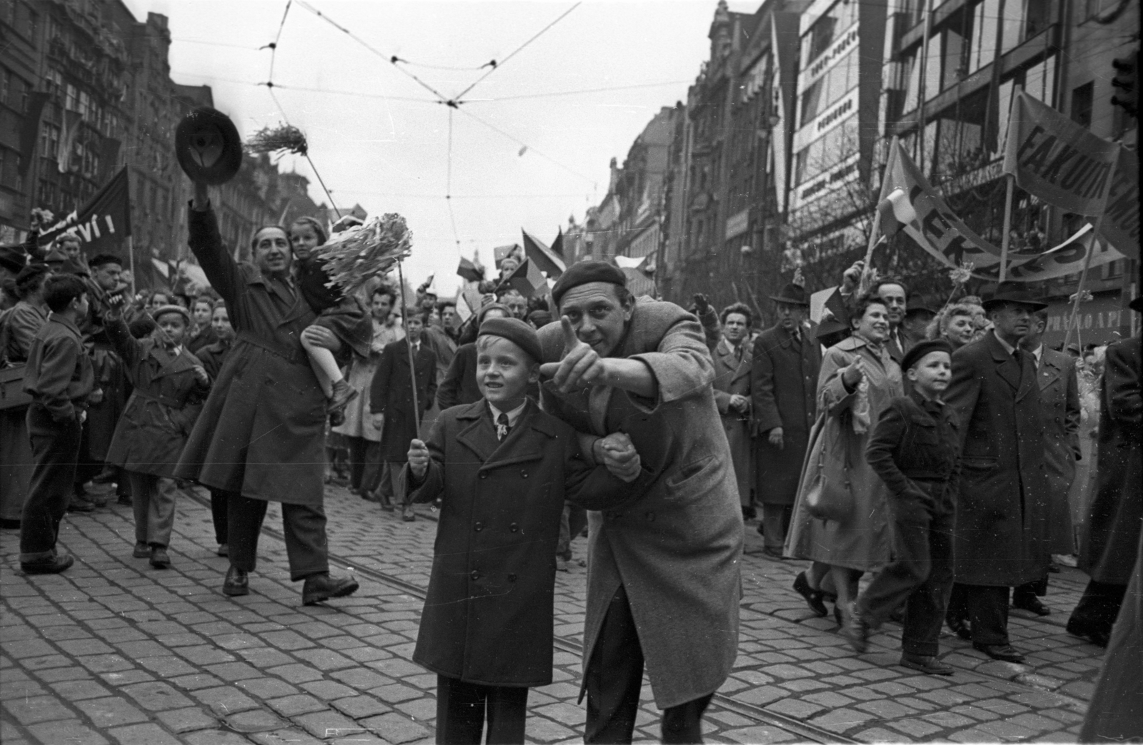 Csehország, Prága, Vencel tér (Václavské námestí), május 1-i felvonulás., 1956, Bauer Sándor, Csehszlovákia, május 1, bevásárlóközpont, Funkcionalizmus, Josef Gočár-terv, mutatni, František Kysela-terv, František Lydie Gahura-terv, Fortepan #127657