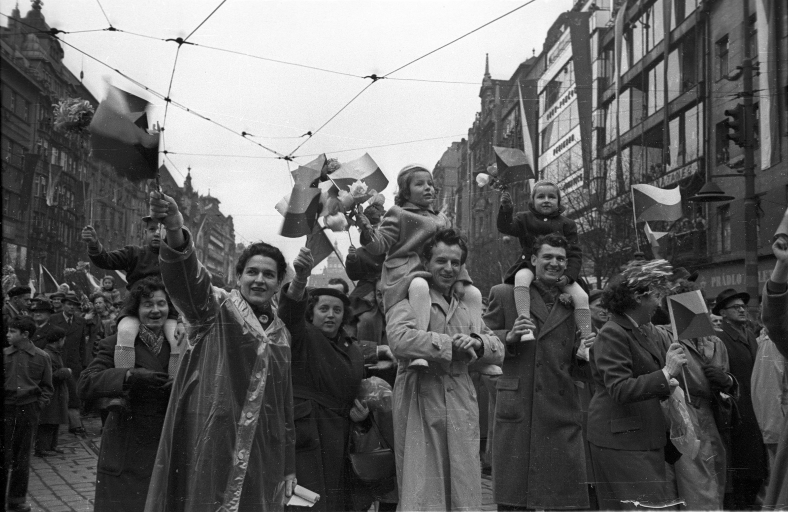 Czech Republik, Prague, Vencel tér (Václavské námestí), május 1-i felvonulás., 1956, Bauer Sándor, Czechoslovakia, 1st of May parade, department store, Functionalism, Josef Gočár-design, František Kysela-design, František Lydie Gahura-design, Fortepan #127658