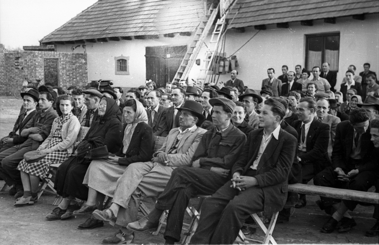 1954, Bauer Sándor, festive, audience, village, Fortepan #127667