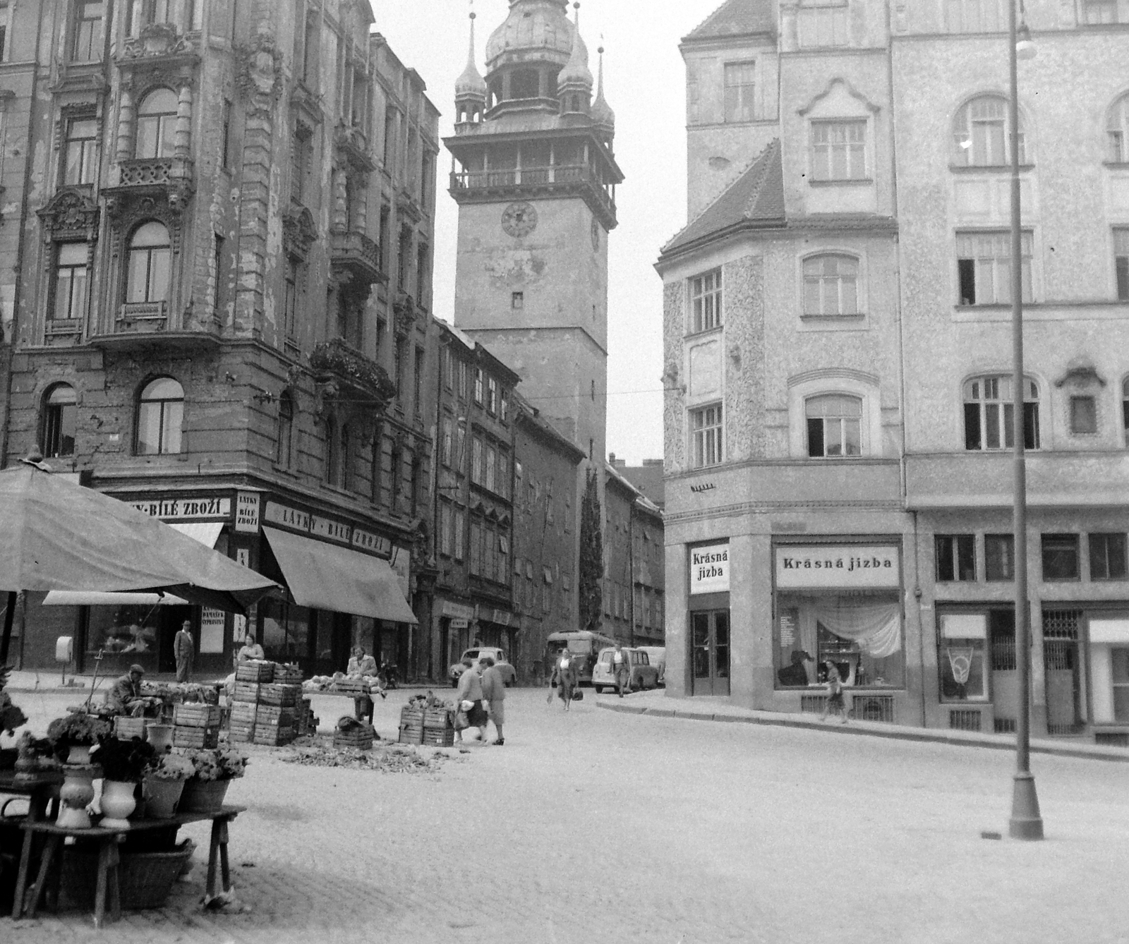 Csehország, Brno, Piactér (Zelný trh), háttérben a régi városháza., 1958, Gyöngyi, Csehszlovákia, kirakat, piac, lámpaoszlop, üzletportál, kockakő, toronyóra, Fortepan #12767