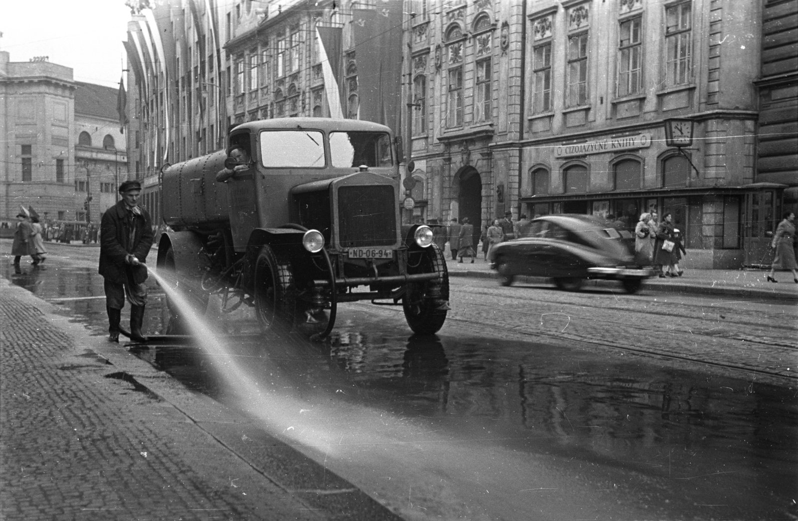 Czech Republik, Prague, ulice Na Příkopě a náměstí Republiky felé nézve, balra a Hybernia Színház (Divadlo Hybernia)., 1956, Bauer Sándor, Czechoslovakia, Tatra-brand, book store, Praga-brand, hosing, Fortepan #127674