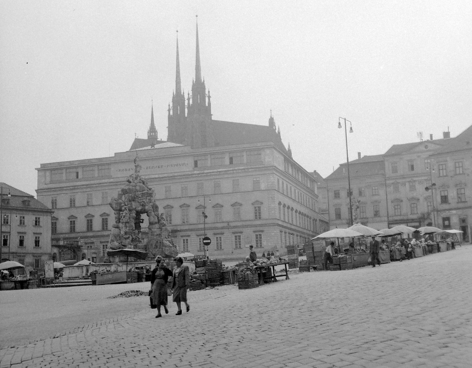 Csehország, Brno, Piactér (Zelný trh), előtérben a Parnasszus-kút, háttérben a Szent Péter- és Pál-székesegyház., 1958, Gyöngyi, Csehszlovákia, piac, lámpaoszlop, kockakő, Fortepan #12768