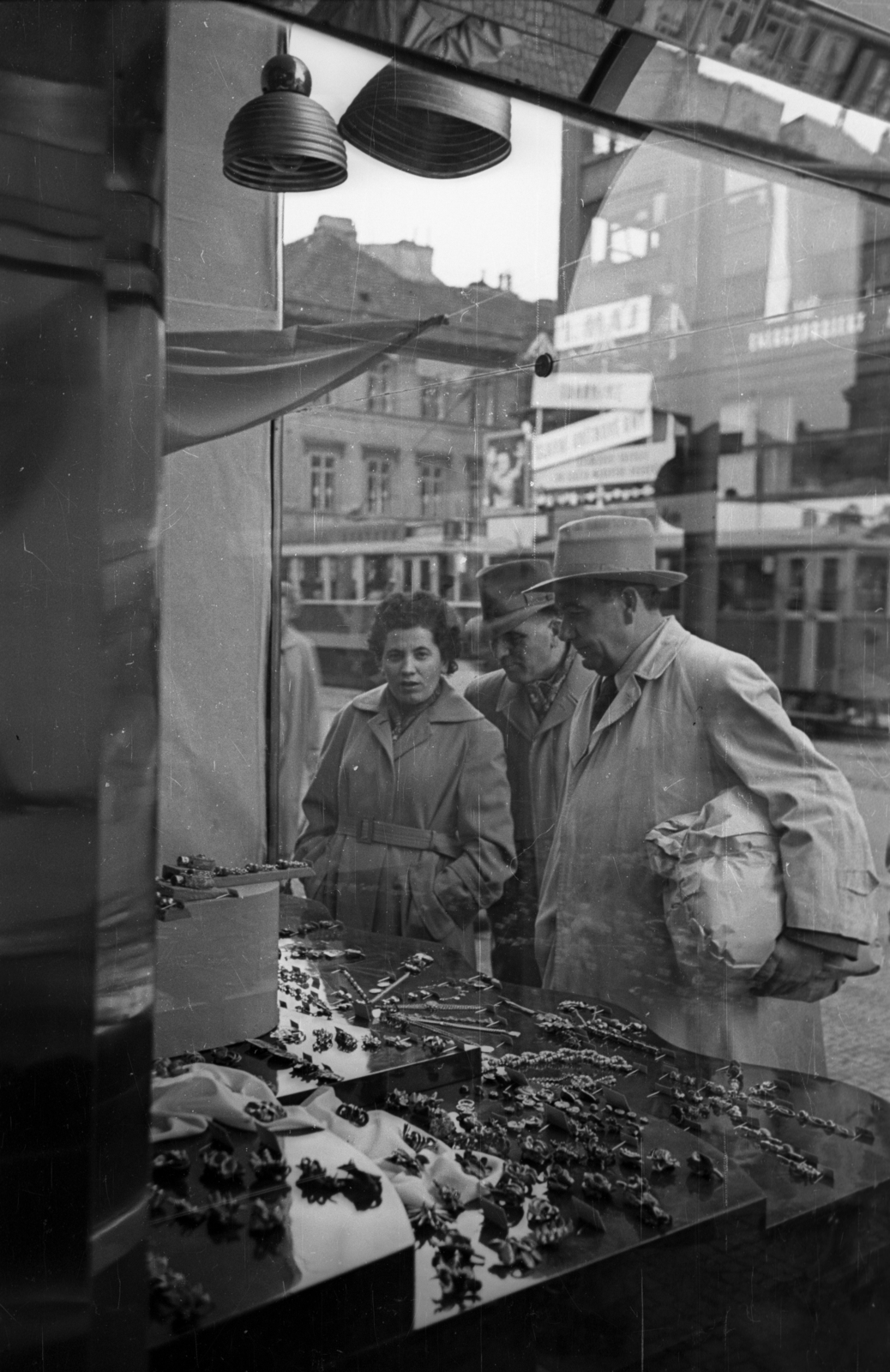 Czech Republik, Prague, az ulice Na Příkopě 12. szám alatti üzlet, a bejárat melletti kirakaton keresztül az ulice Havířská torkolata látszik., 1956, Bauer Sándor, Czechoslovakia, Show window, Fortepan #127691
