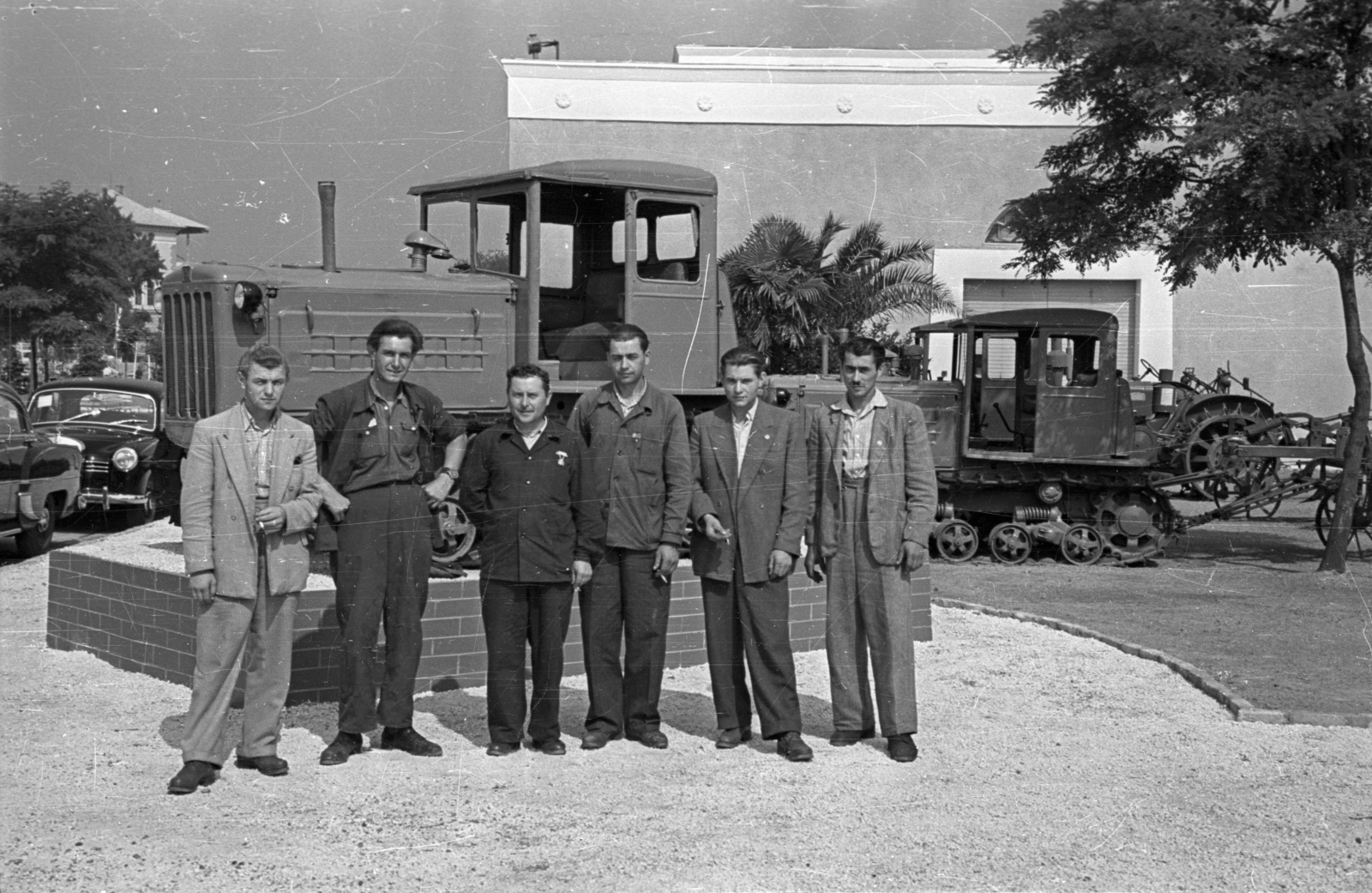 Hungary, Budapest X., Albertirsai úti vásár területe, Országos Mezőgazdasági Kiállítás és Vásár. Háttérben balra a Lóversenypálya I. helyi tribünje., 1955, Bauer Sándor, tractor, Budapest, Fortepan #127707