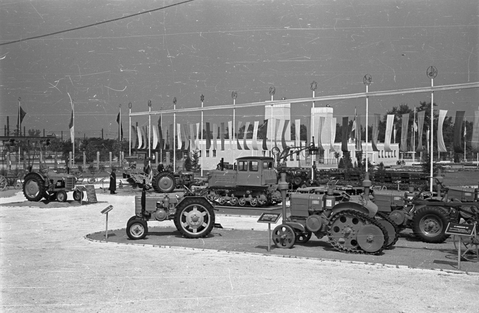 Hungary, Budapest X., Albertirsai úti vásár területe, Országos Mezőgazdasági Kiállítás és Vásár., 1955, Bauer Sándor, tractor, Budapest, Fortepan #127709