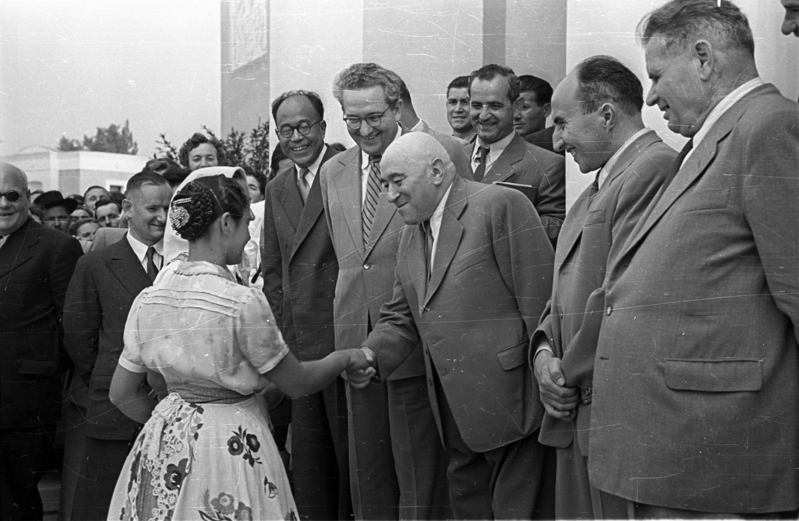 Hungary, Budapest X., Albertirsai út, Mezőgazdasági Kiállítás, megnyitó ünnepség. Rákosi Mátyás kezet fog egy népviseletbe öltözött nővel, tőle balra Andropov szovjet nagykövet és He Dej-Csin kínai nagykövet, mögötte Apró Antal, jobbra Hegedűs András és Dobi István. A felvétel 1955. szeptember 3-án készült., 1955, Bauer Sándor, handshake, prime minister, Budapest, politician, Fortepan #127711